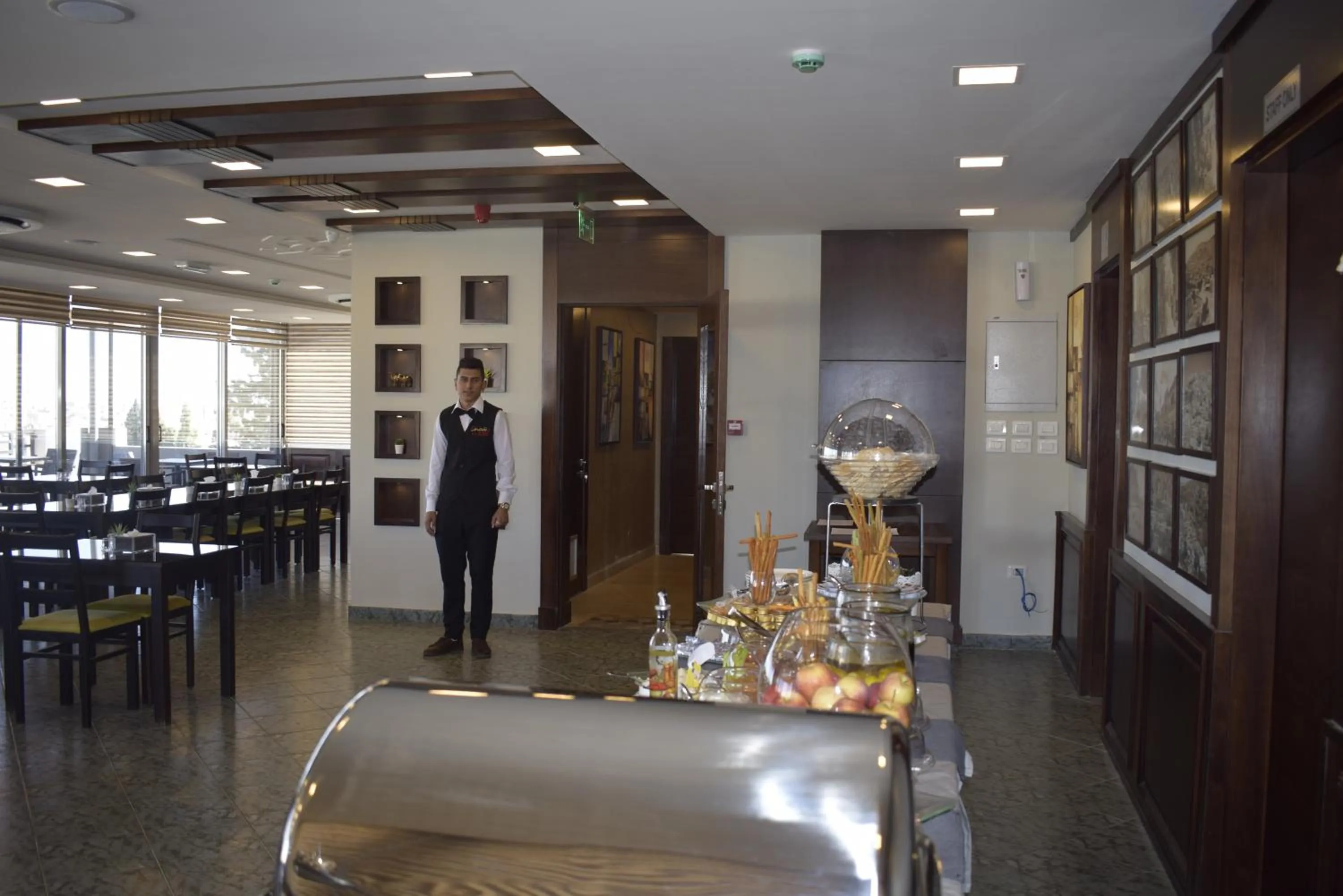 Restaurant/places to eat in Shams Alweibdeh Hotel Apartments