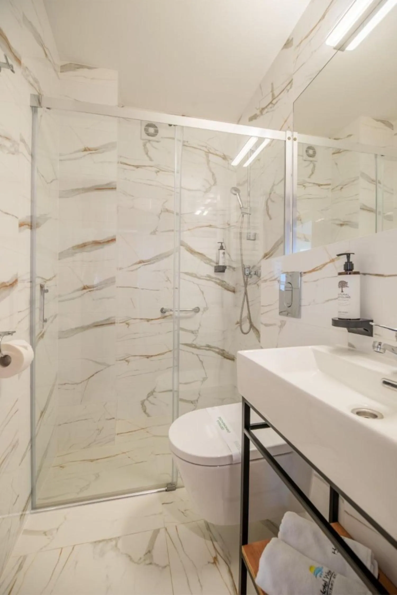 Toilet in Hotel Wodnik Twój Hotel z widokiem na morze