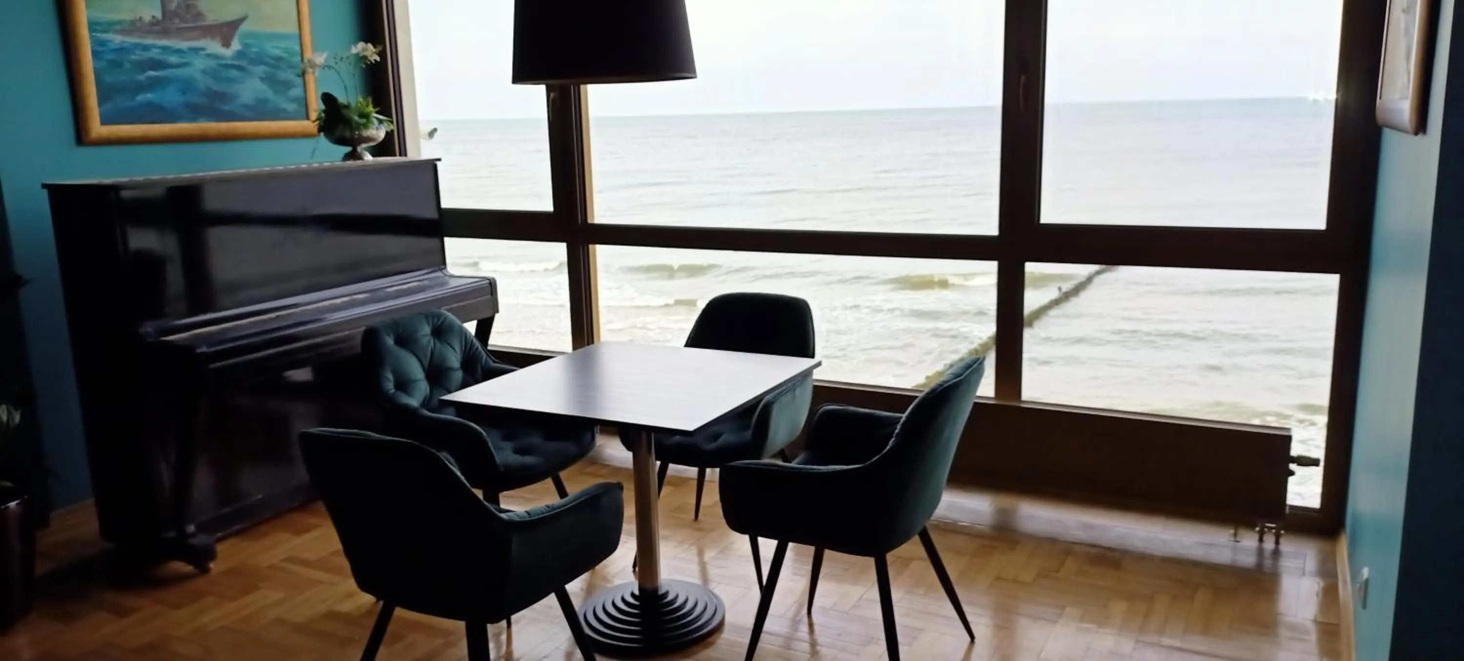 Lounge or bar in Hotel Wodnik Twój Hotel z widokiem na morze