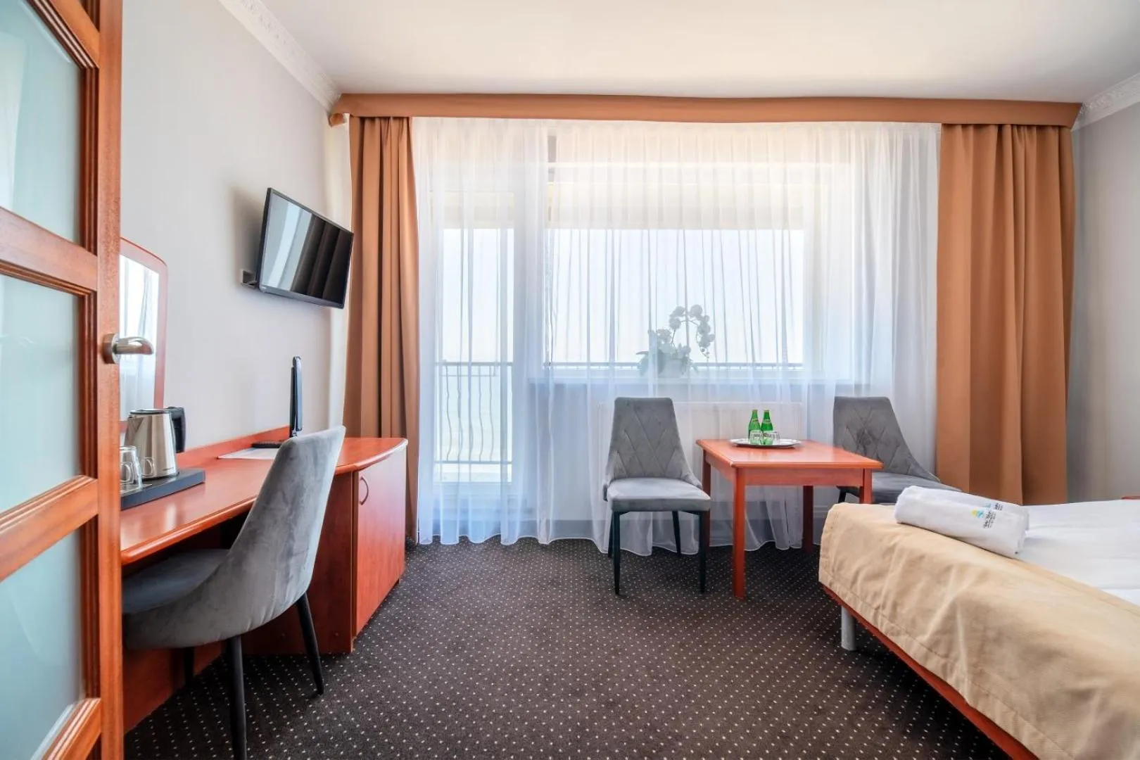 Bed in Hotel Wodnik Twój Hotel z widokiem na morze