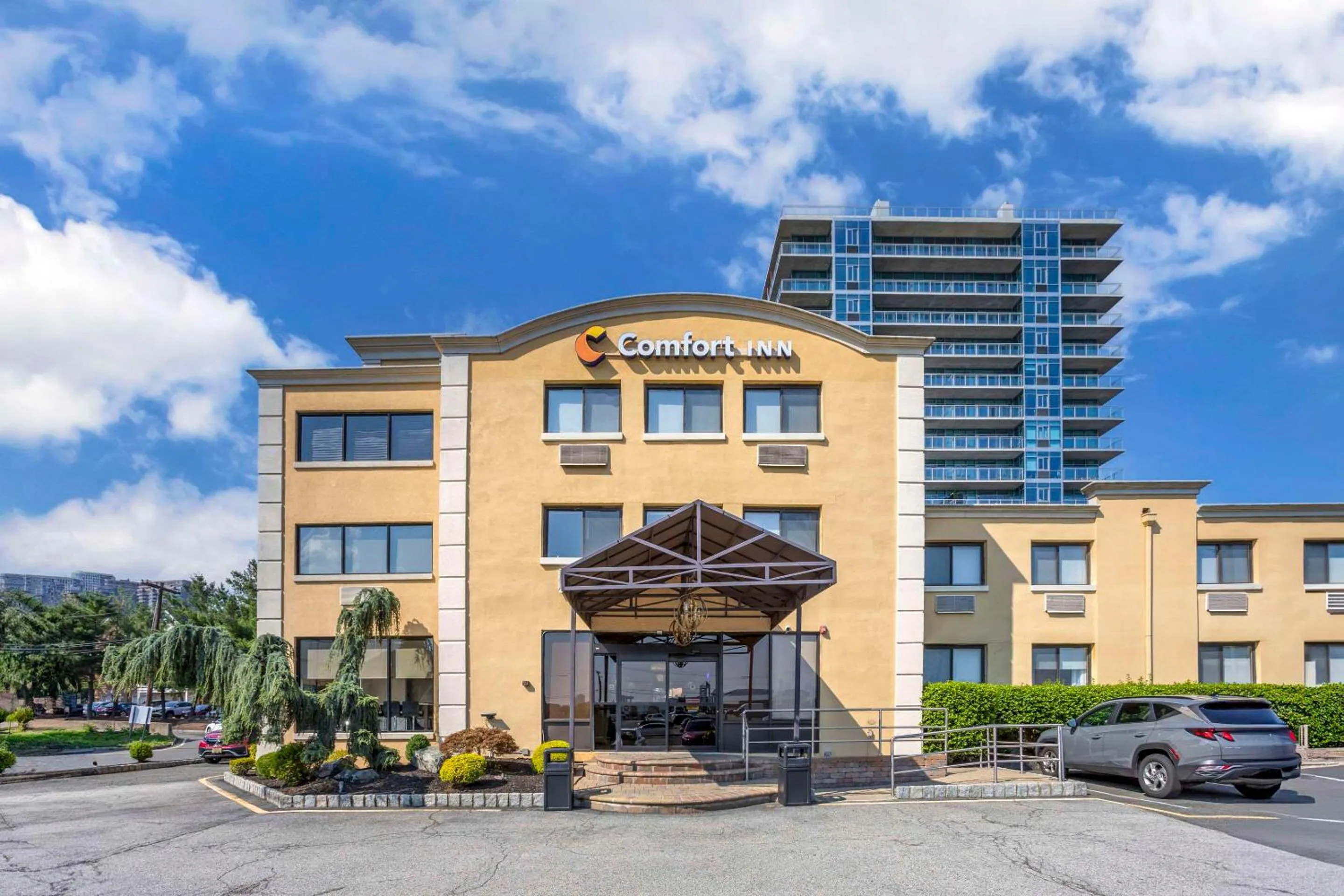 Property building in Comfort Inn Edgewater on Hudson River