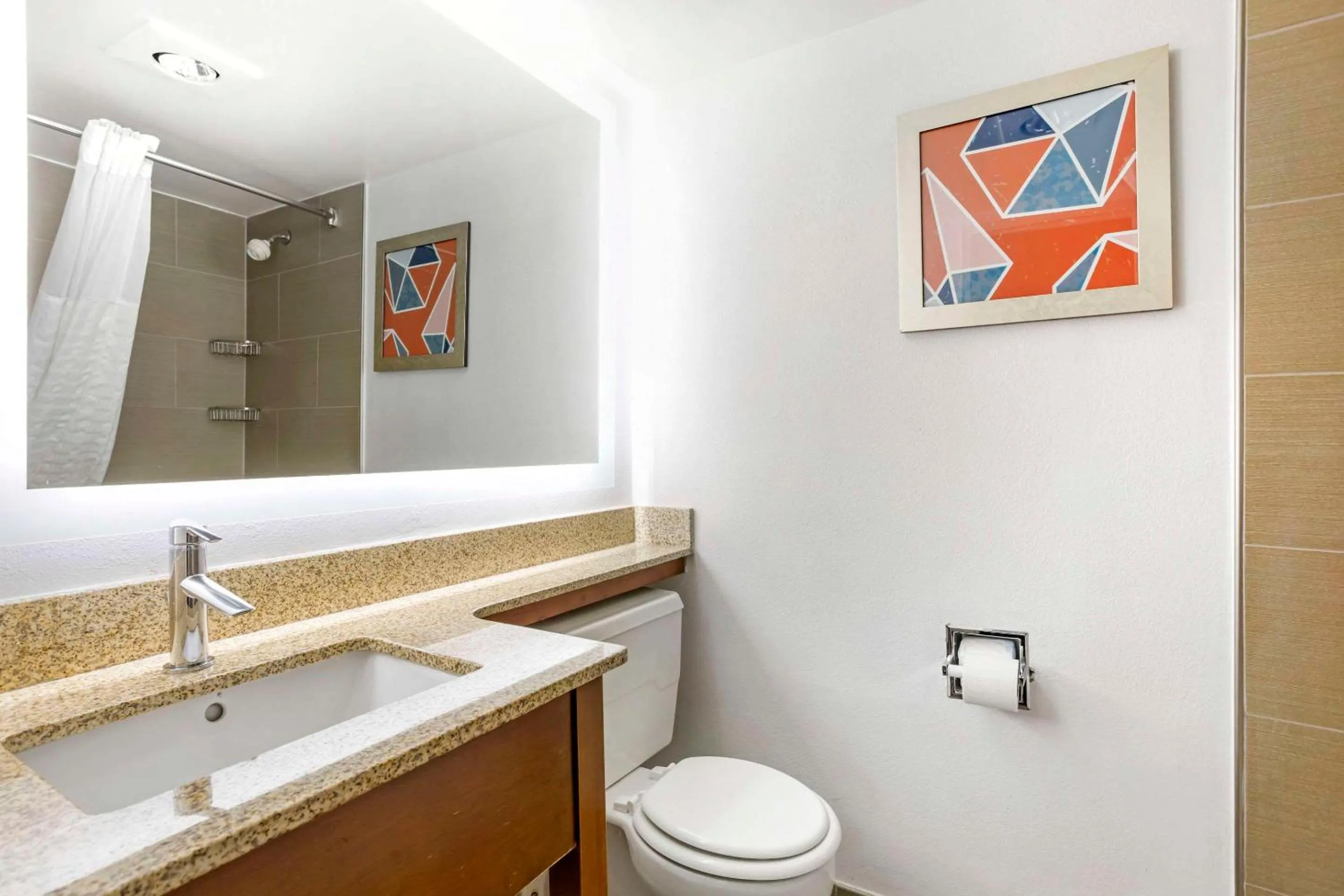 Bathroom in Comfort Inn Edgewater on Hudson River