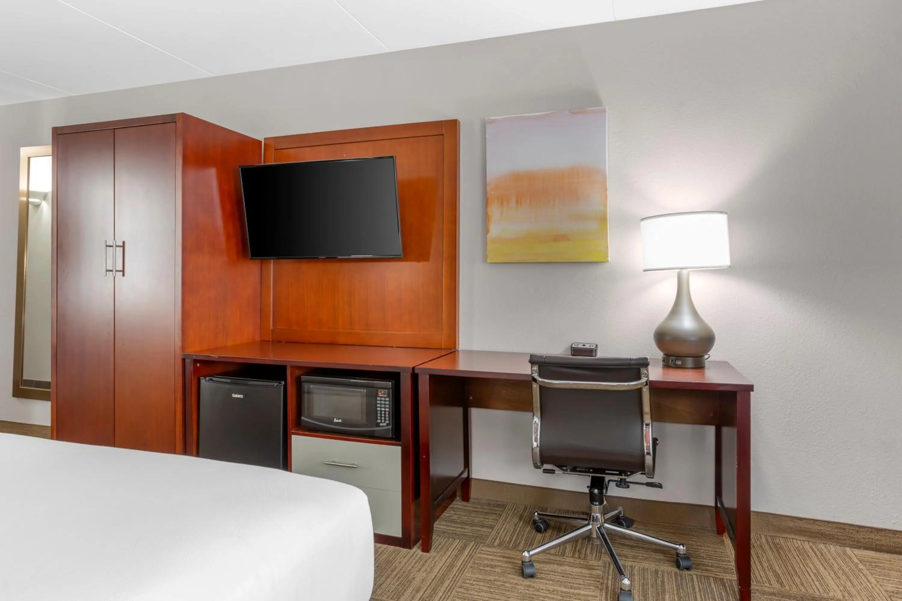 Entertainment, Bed in Comfort Inn Edgewater on Hudson River