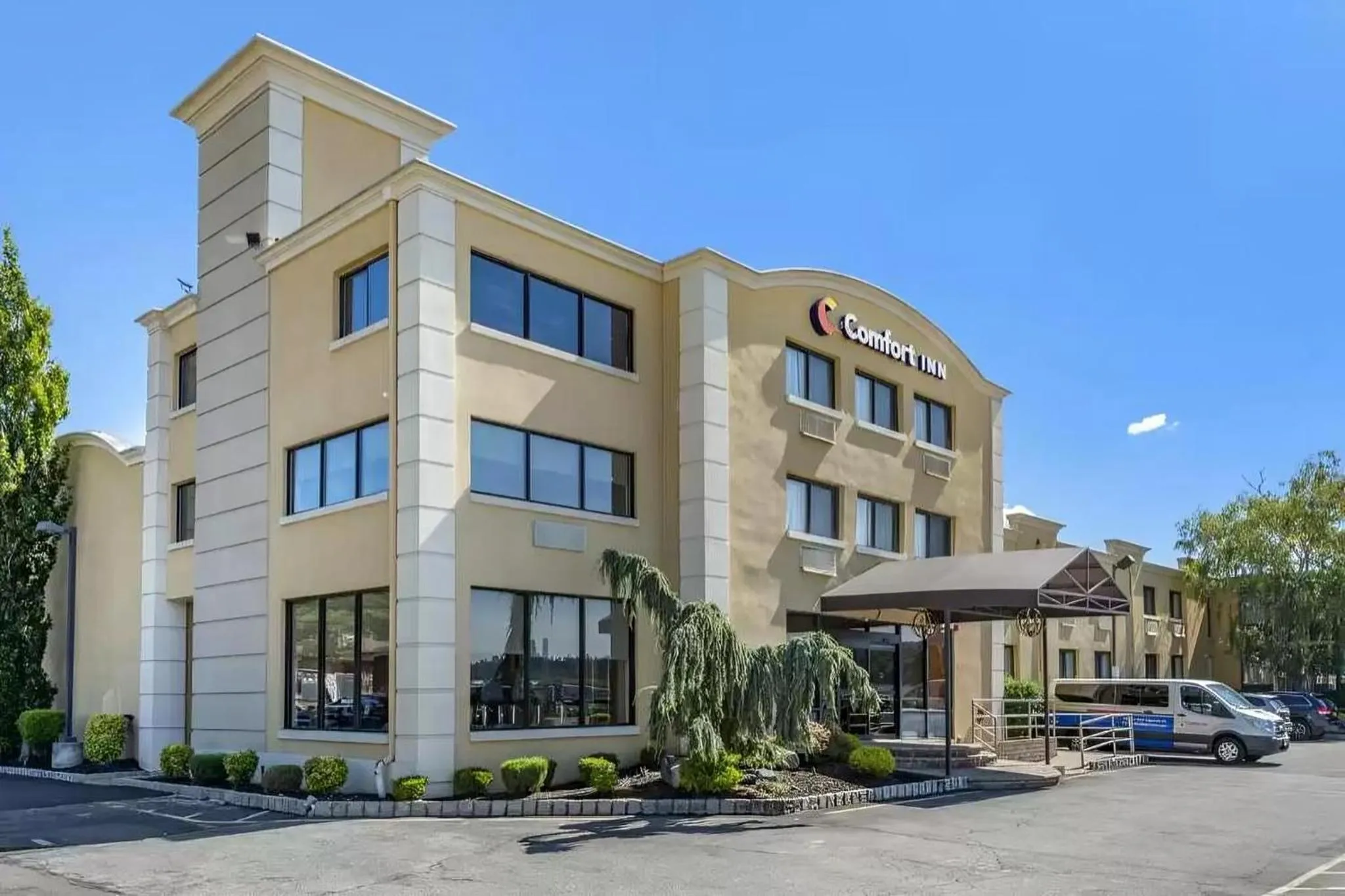 Property building in Comfort Inn Edgewater on Hudson River