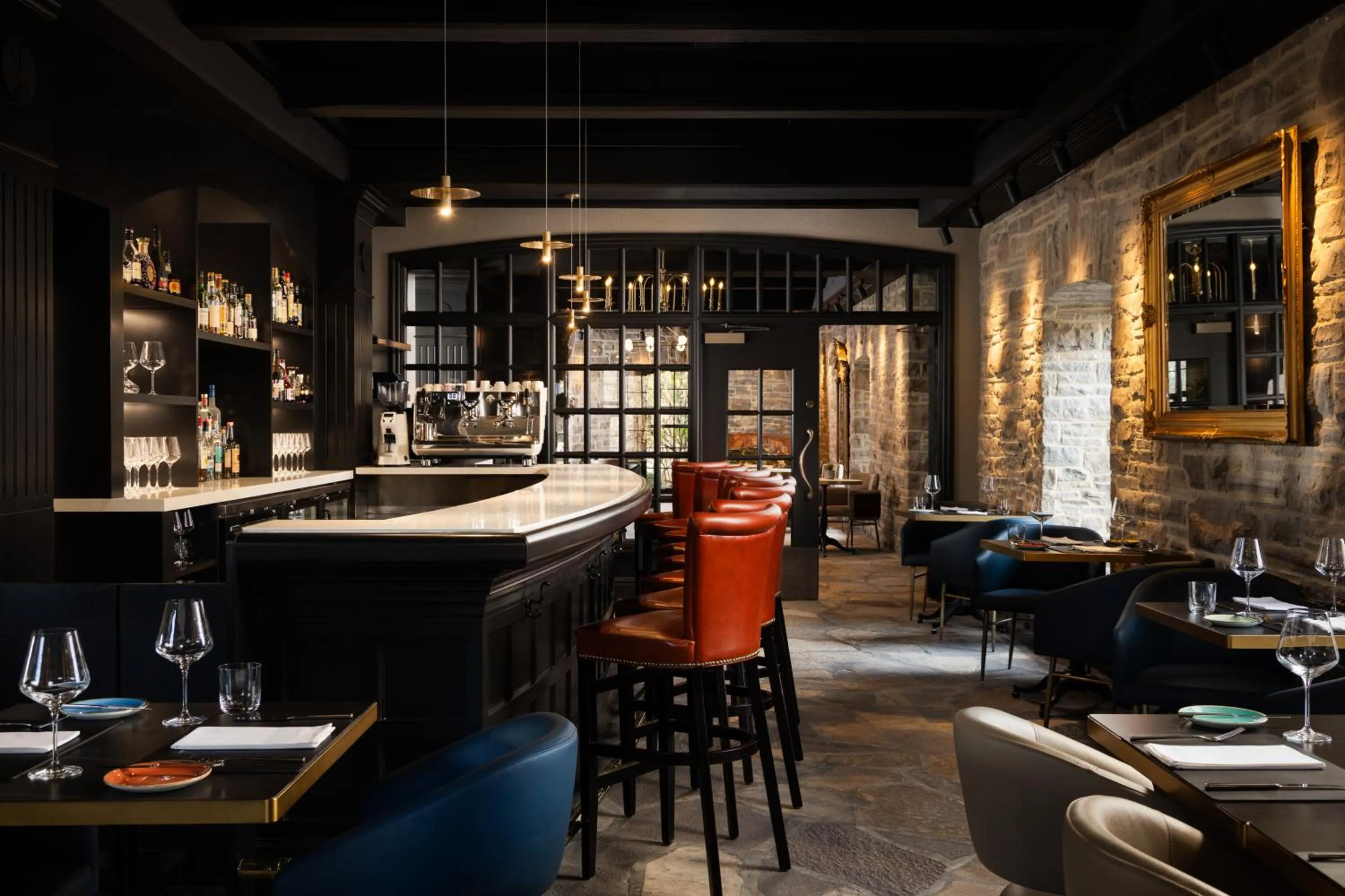 Lounge or bar in Old Mill Toronto Hotel