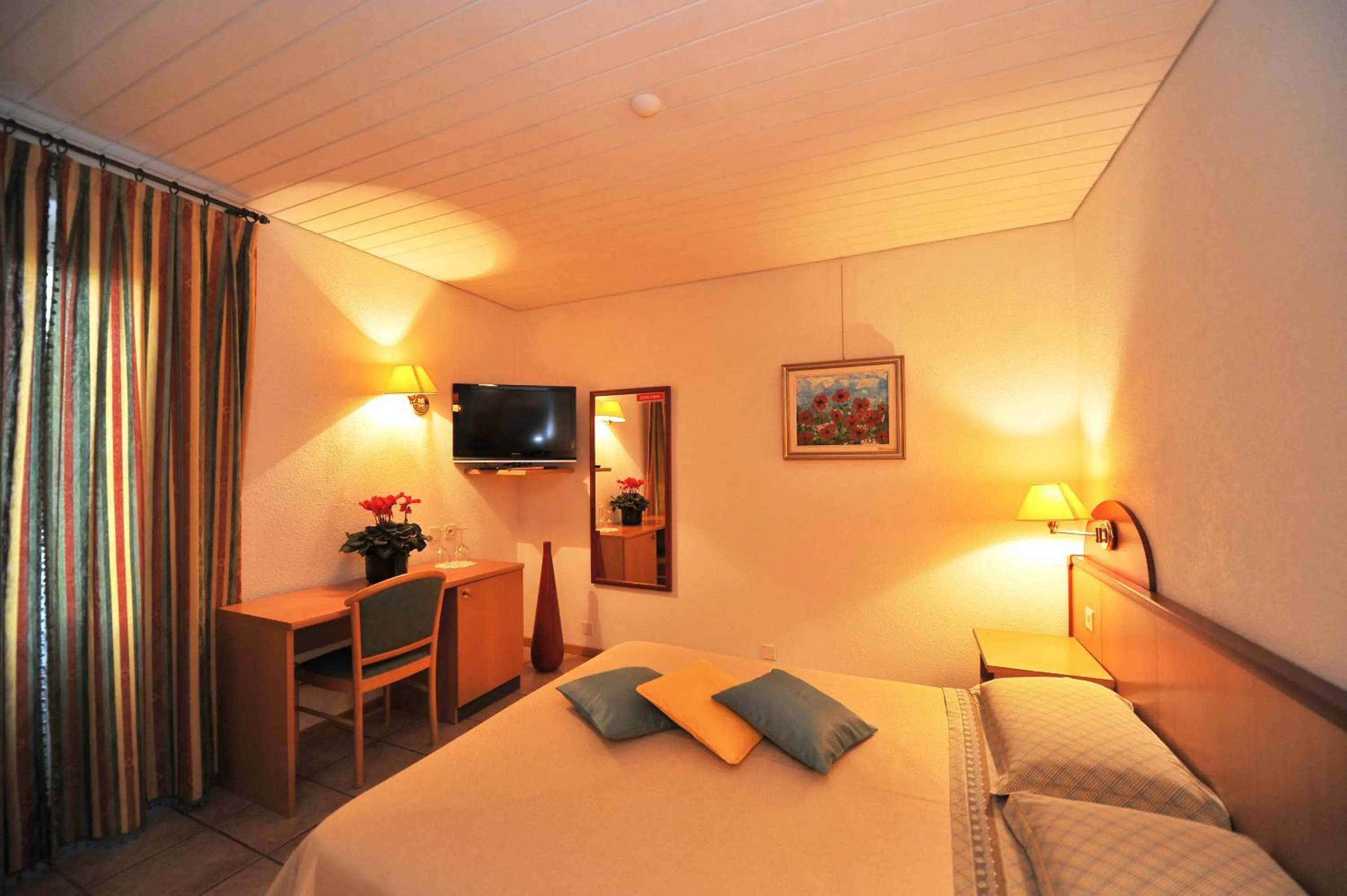 Photo of the whole room, Bed in Hotel Ristorante Grotto Serta