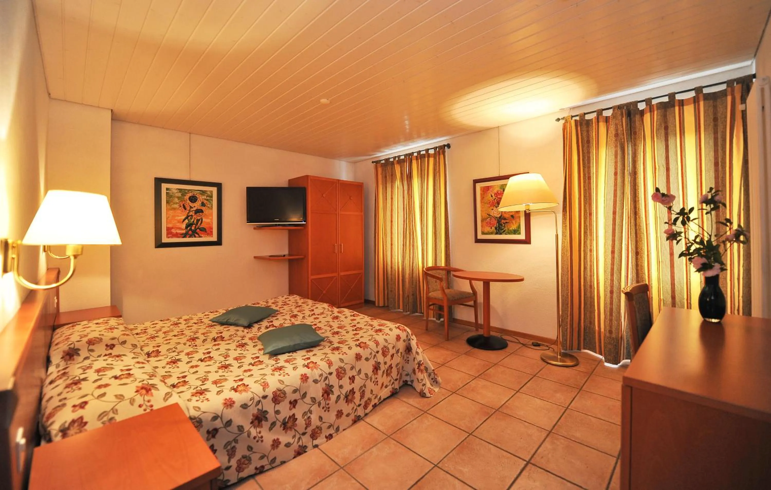 Photo of the whole room, Bed in Hotel Ristorante Grotto Serta