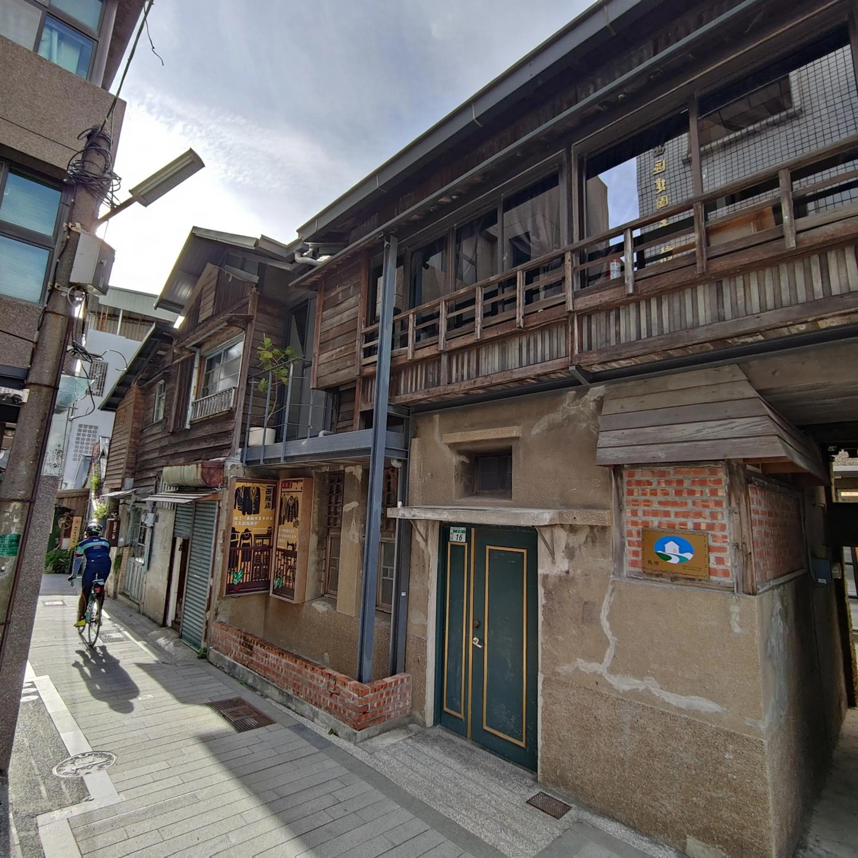 Property building in Jerry's Mazehut Hostel