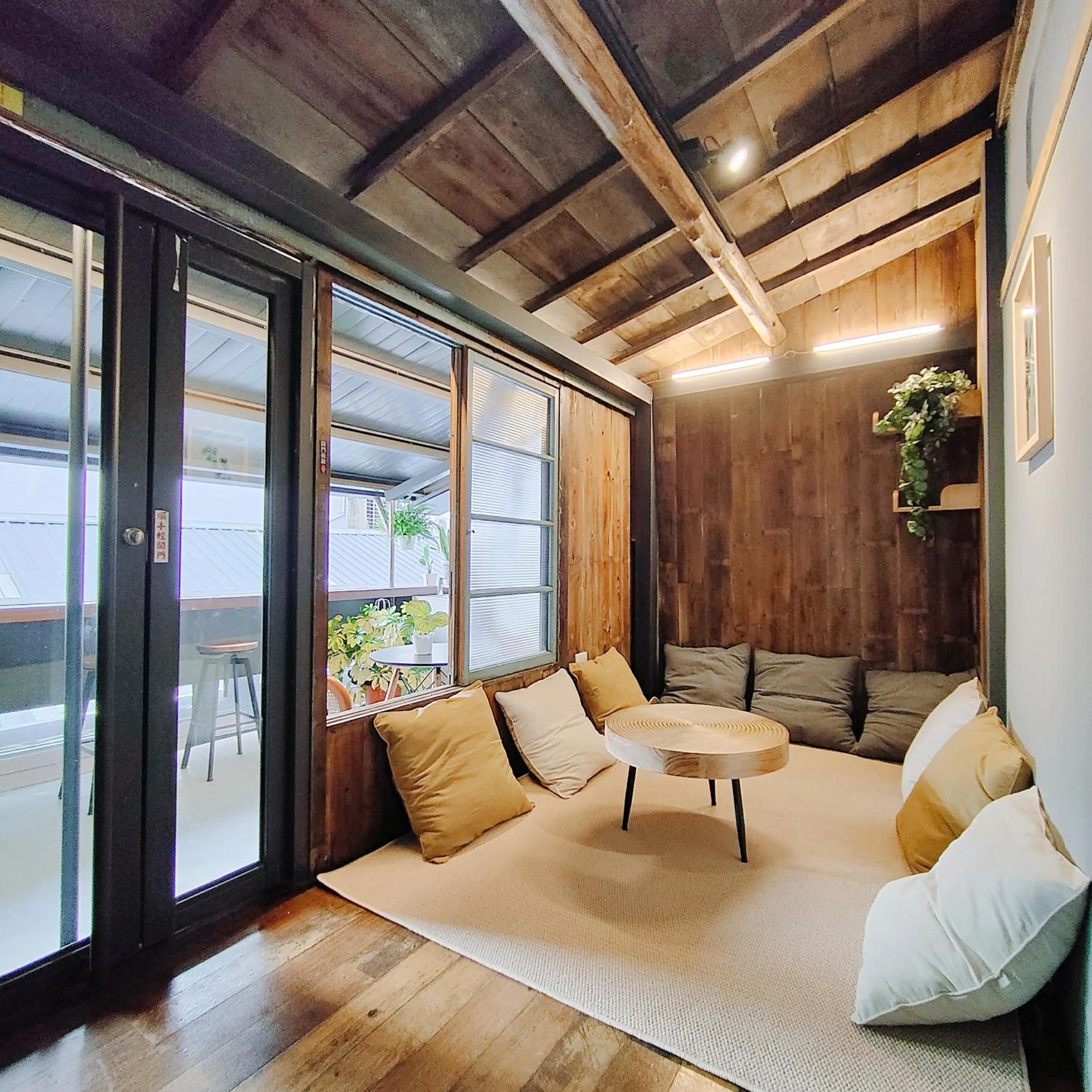 Communal lounge/ TV room in Jerry's Mazehut Hostel