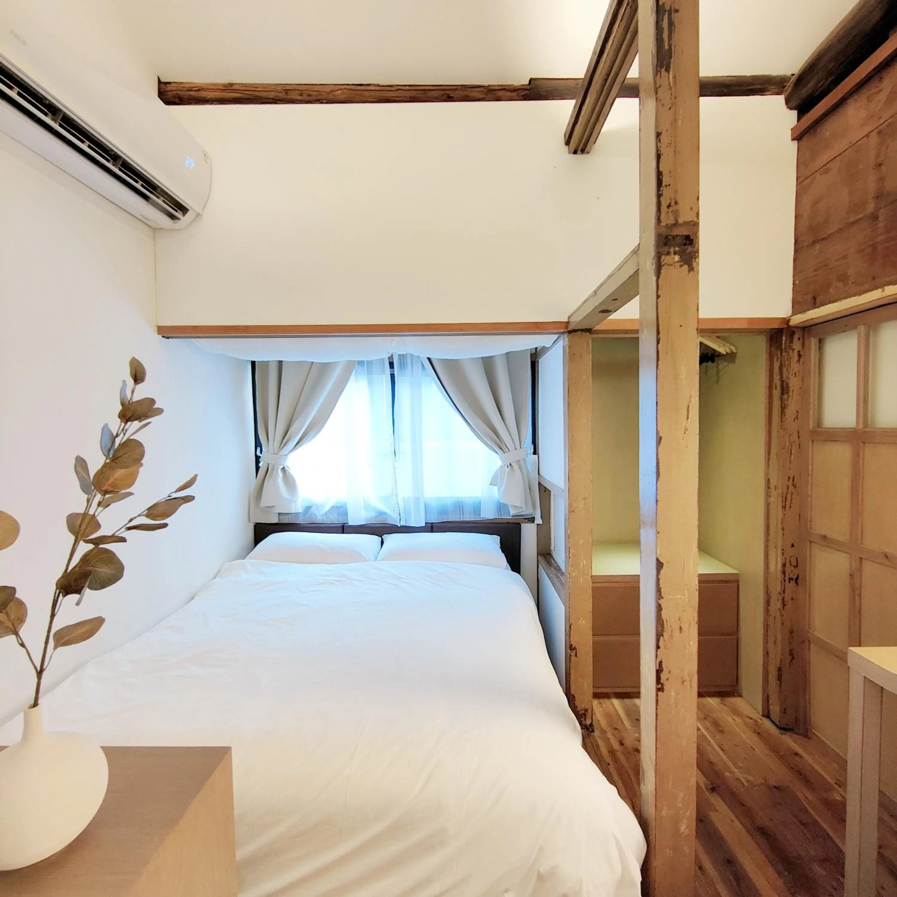 Photo of the whole room, Bed in Jerry's Mazehut Hostel