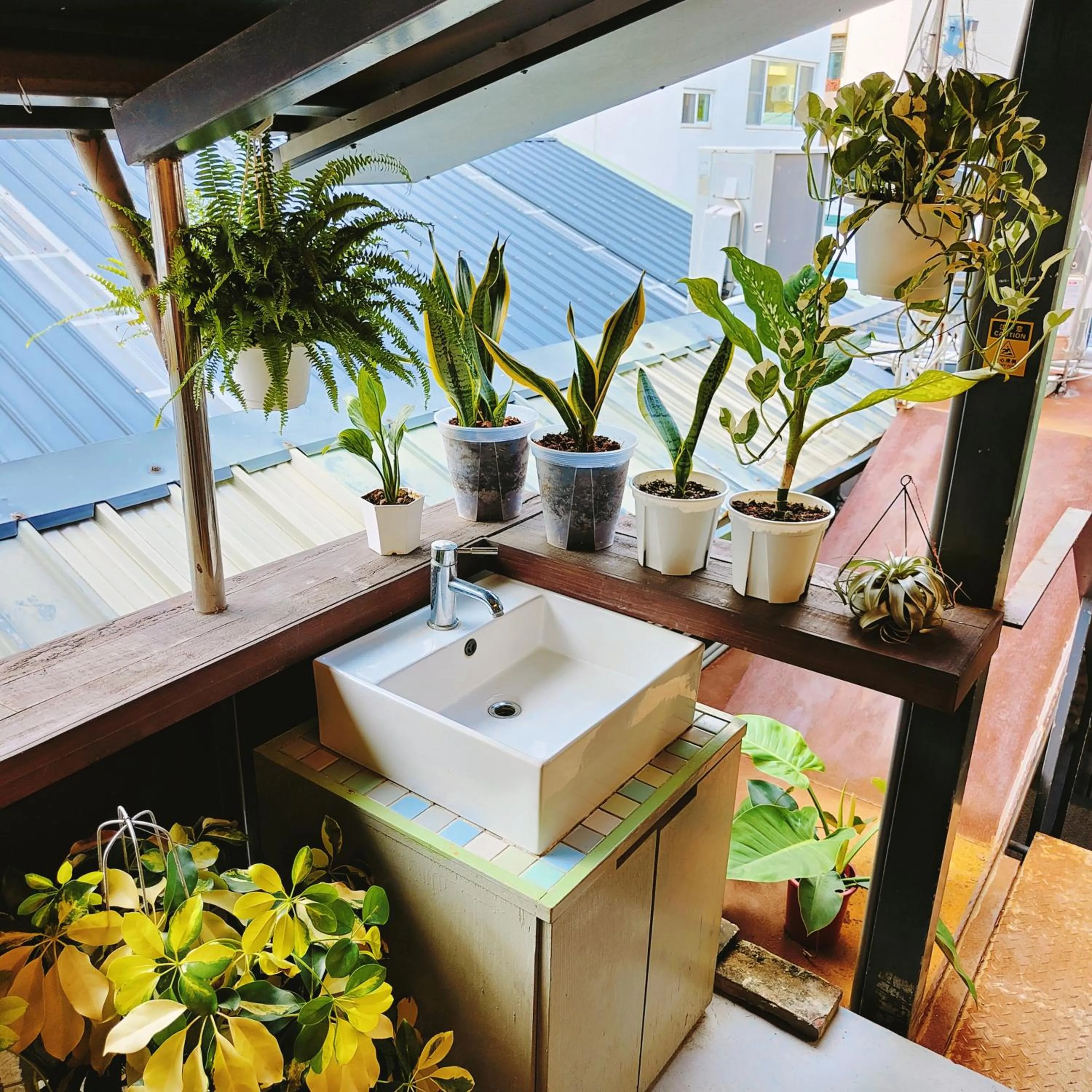 Communal lounge/ TV room in Jerry's Mazehut Hostel