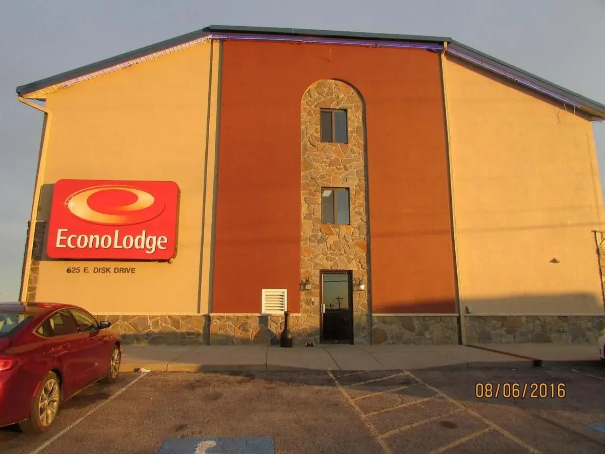 One Room Suite with Whirlpool - Non Smoking in Econo Lodge Black Hills One Room Suite with Whirlpool - Non Smoking in Econo Lodge Black Hills