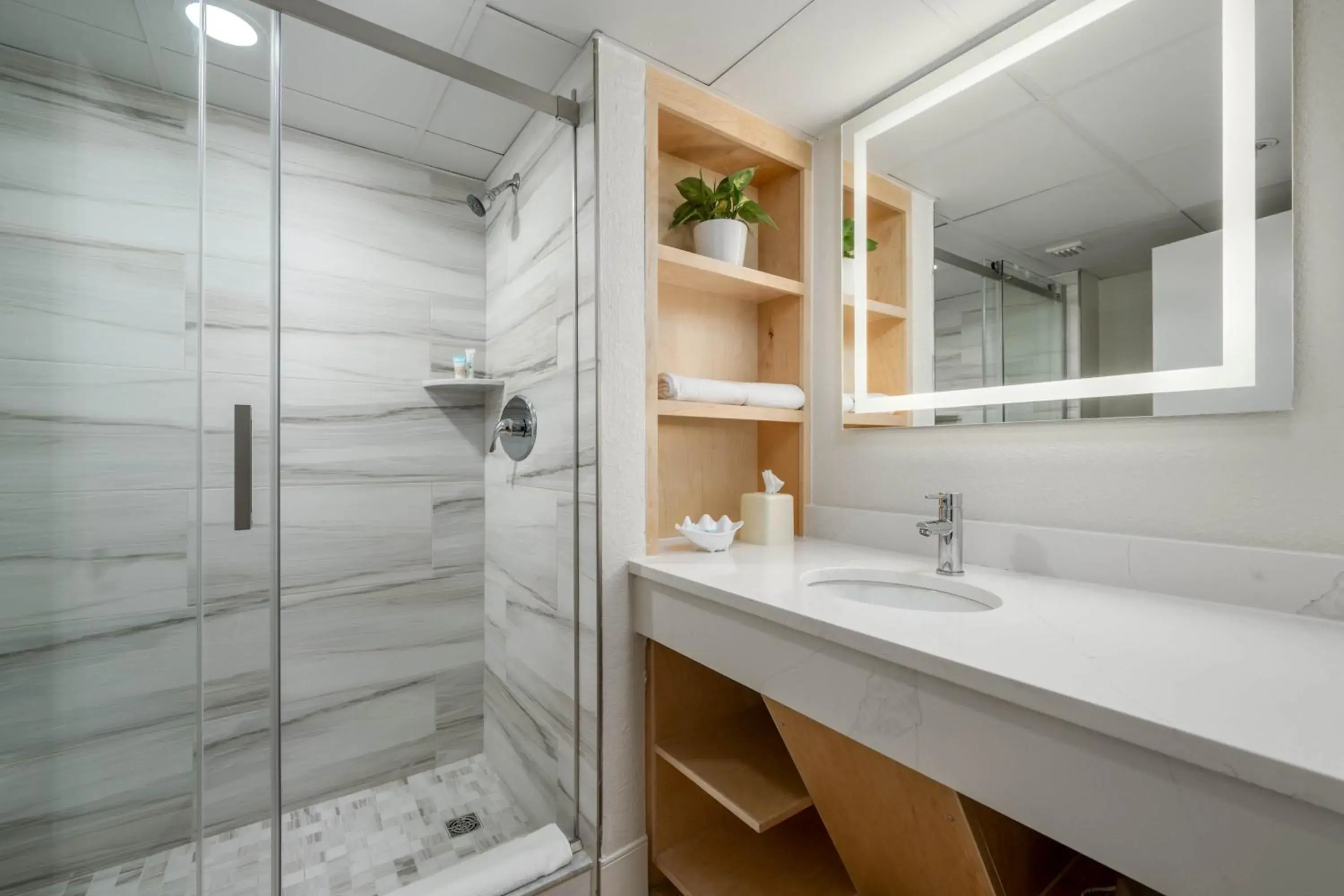 King Suite with Pool View in Princess Royale Oceanfront Resort King Suite with Pool View in Princess Royale Oceanfront Resort