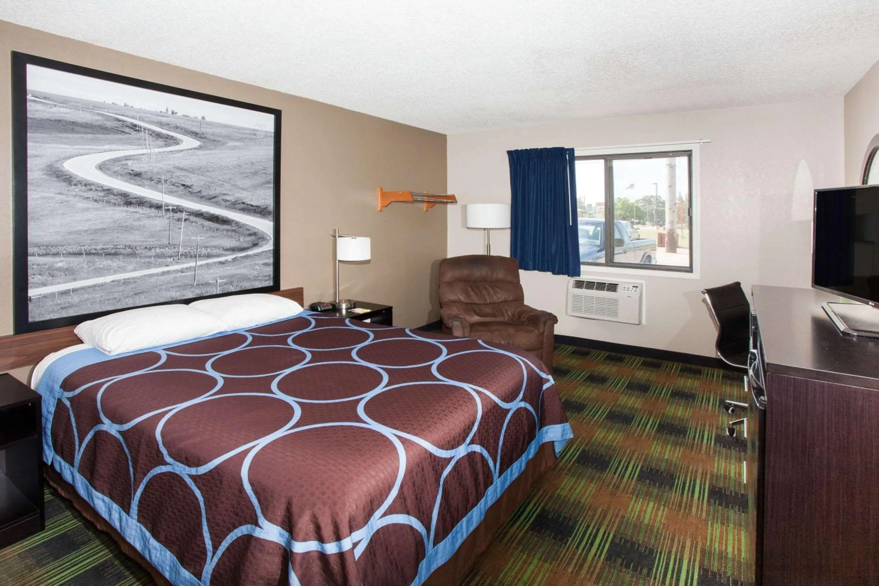 Photo of the whole room in Super 8 by Wyndham Keokuk