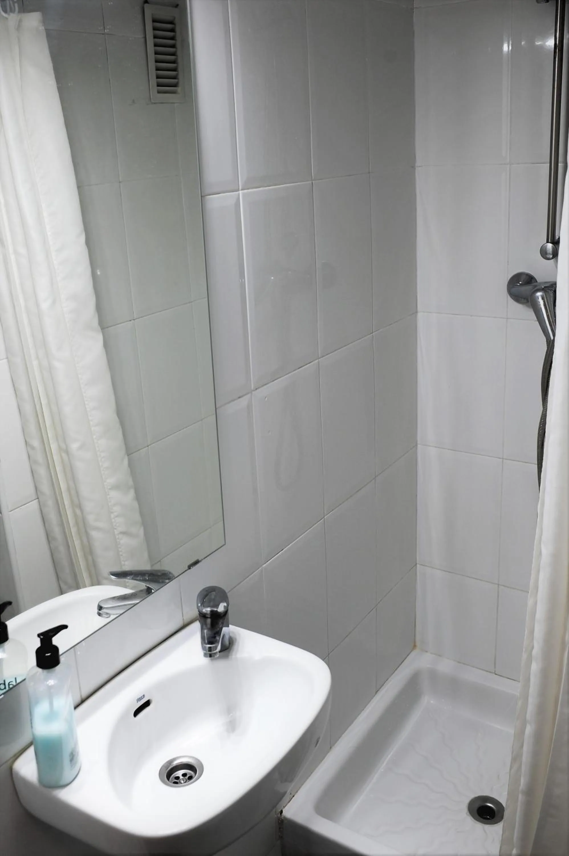 Shower in Hostal Bejar