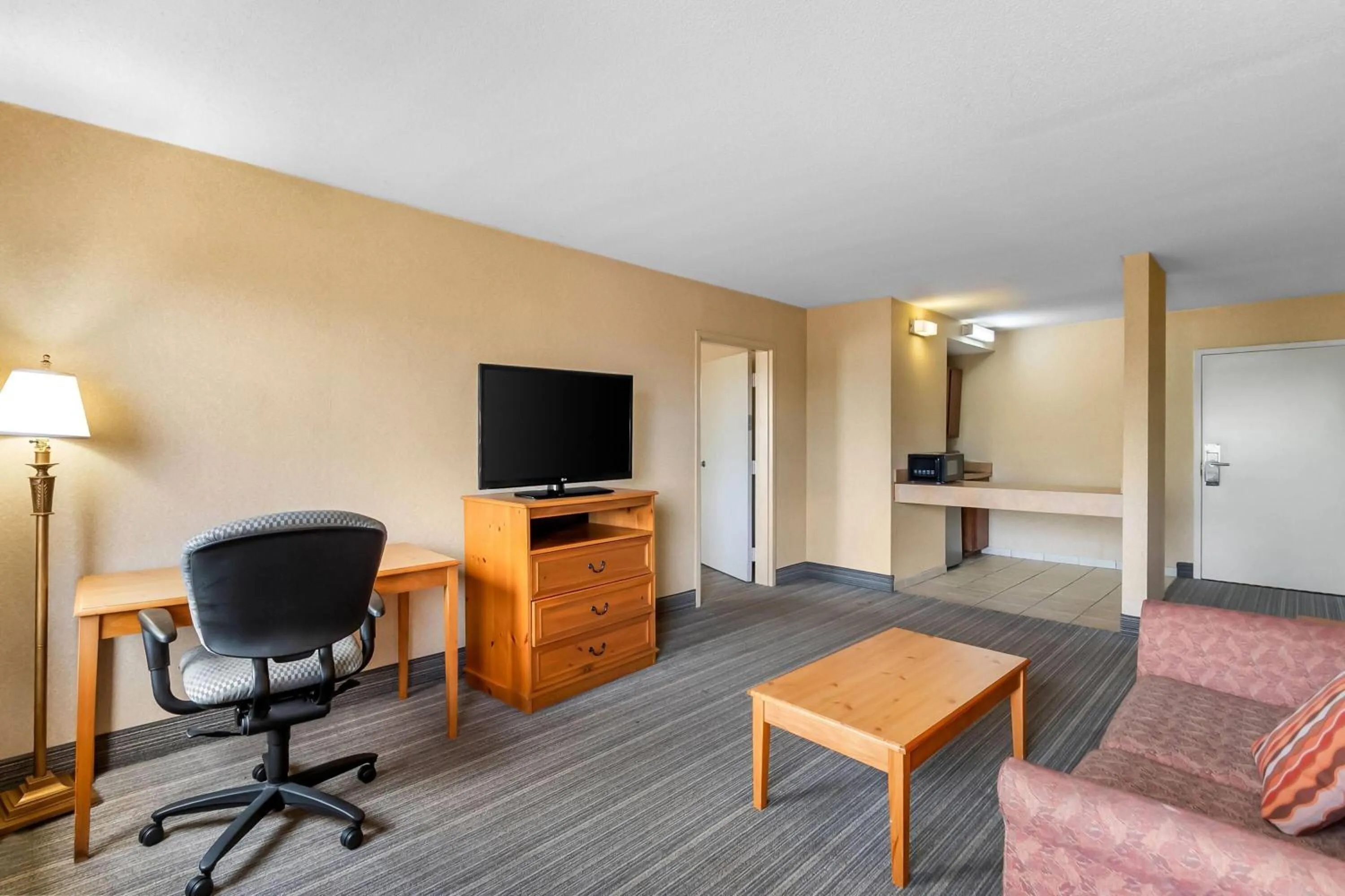 Living room, Bed in Travelodge by Wyndham Winchester