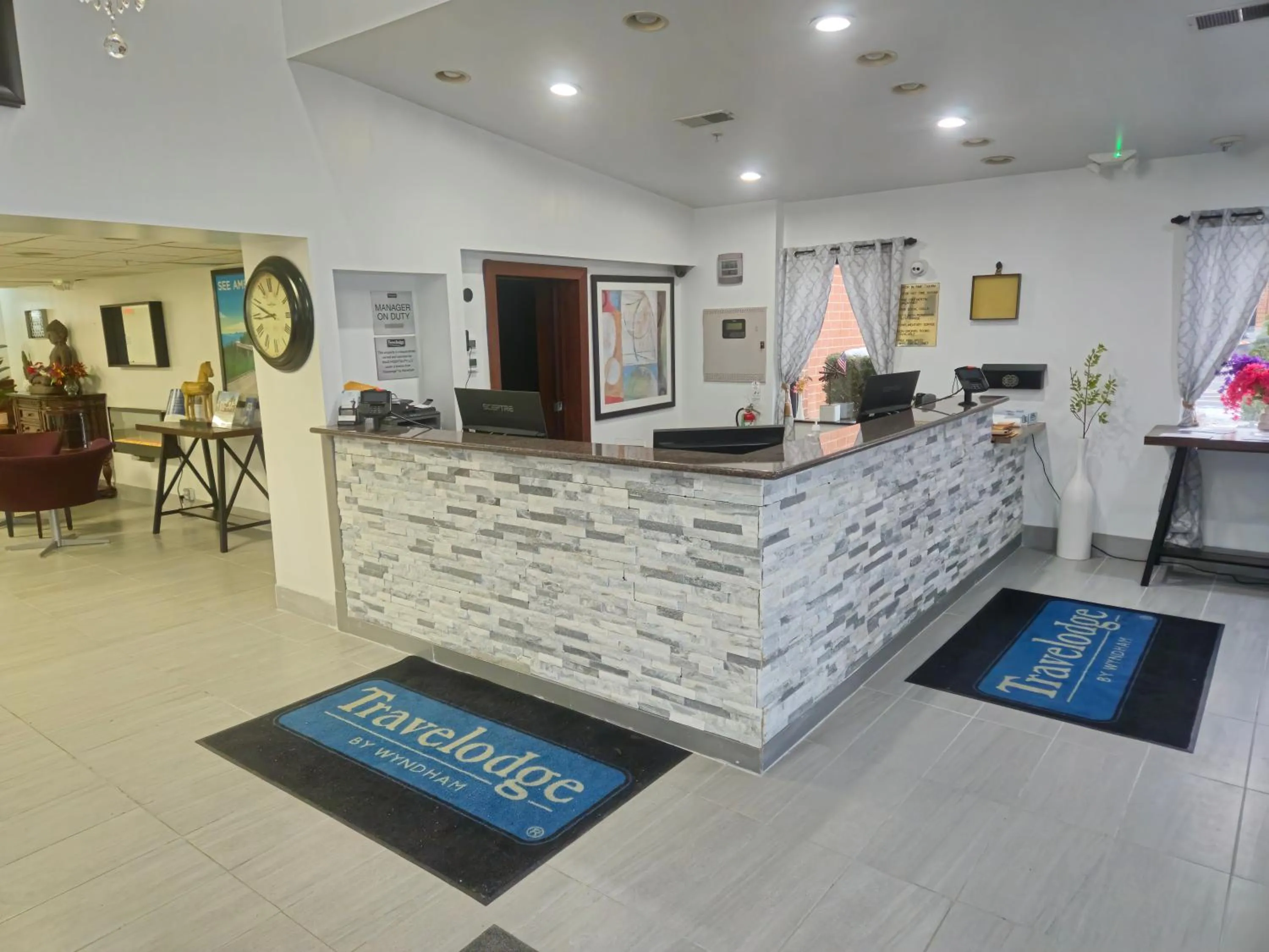 Lobby or reception in Travelodge by Wyndham Winchester