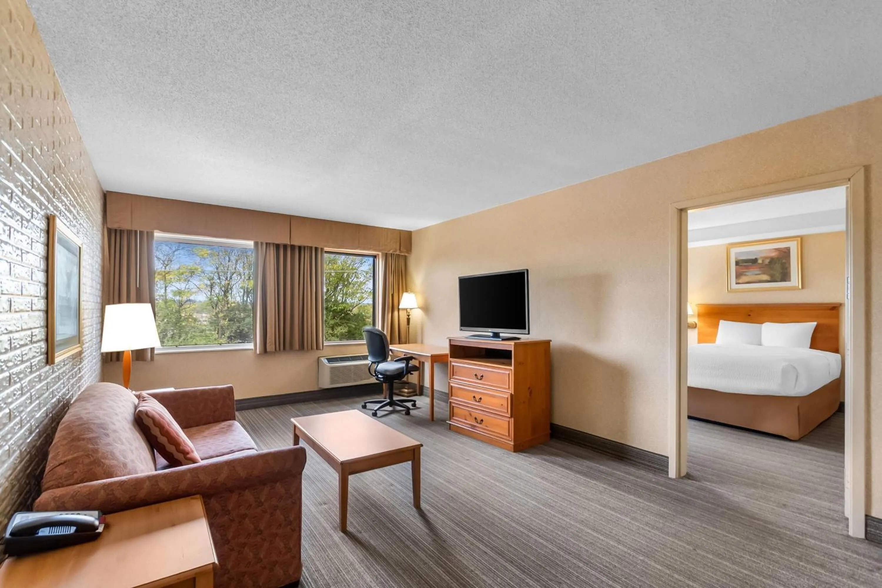 Living room, Bed in Travelodge by Wyndham Winchester