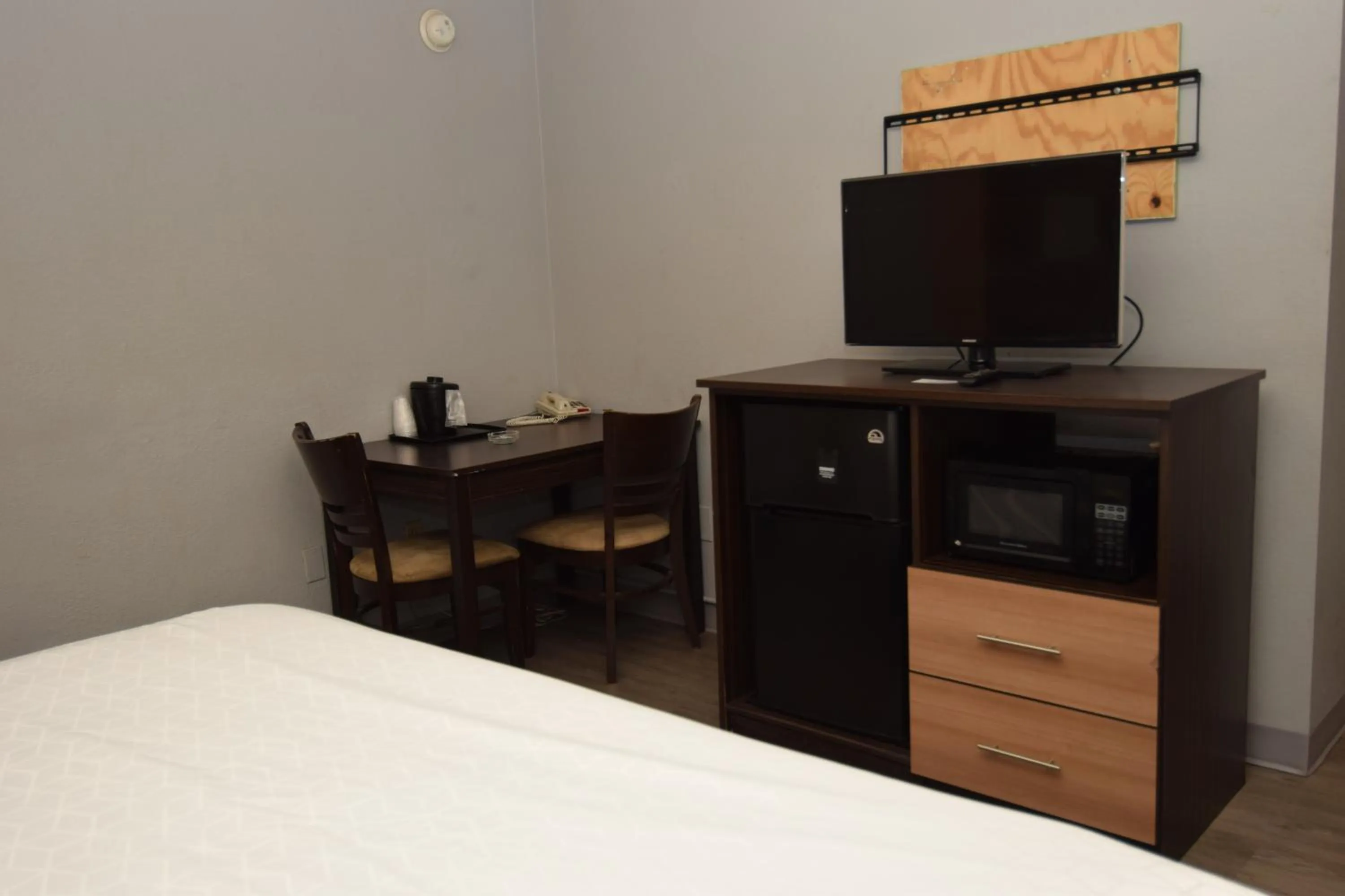 TV and multimedia, Bed in University Manor Inn
