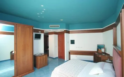 Photo of the whole room in Lo Scoglio