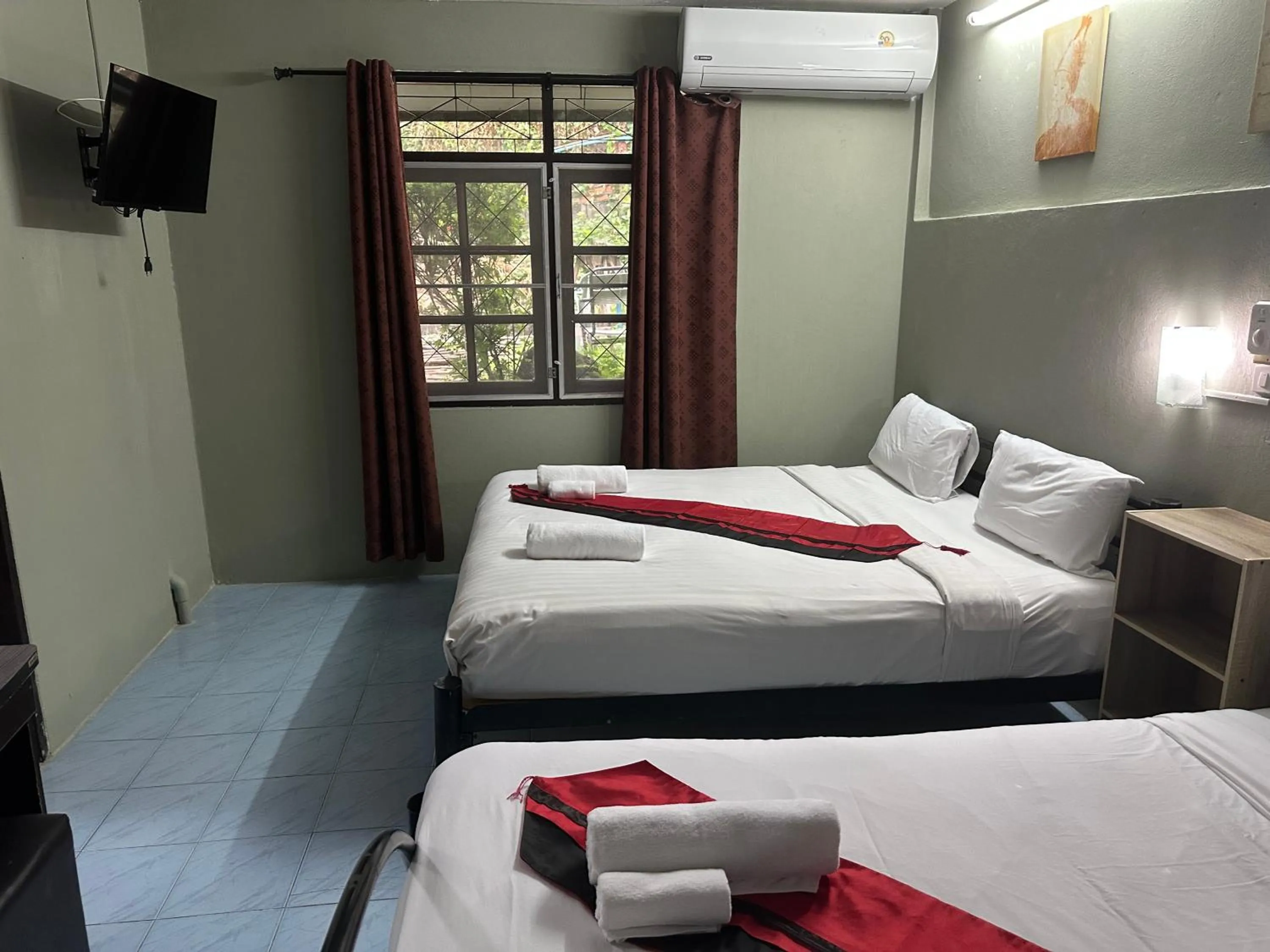 Photo of the whole room, Bed in Kata Leaf Resort Phuket -