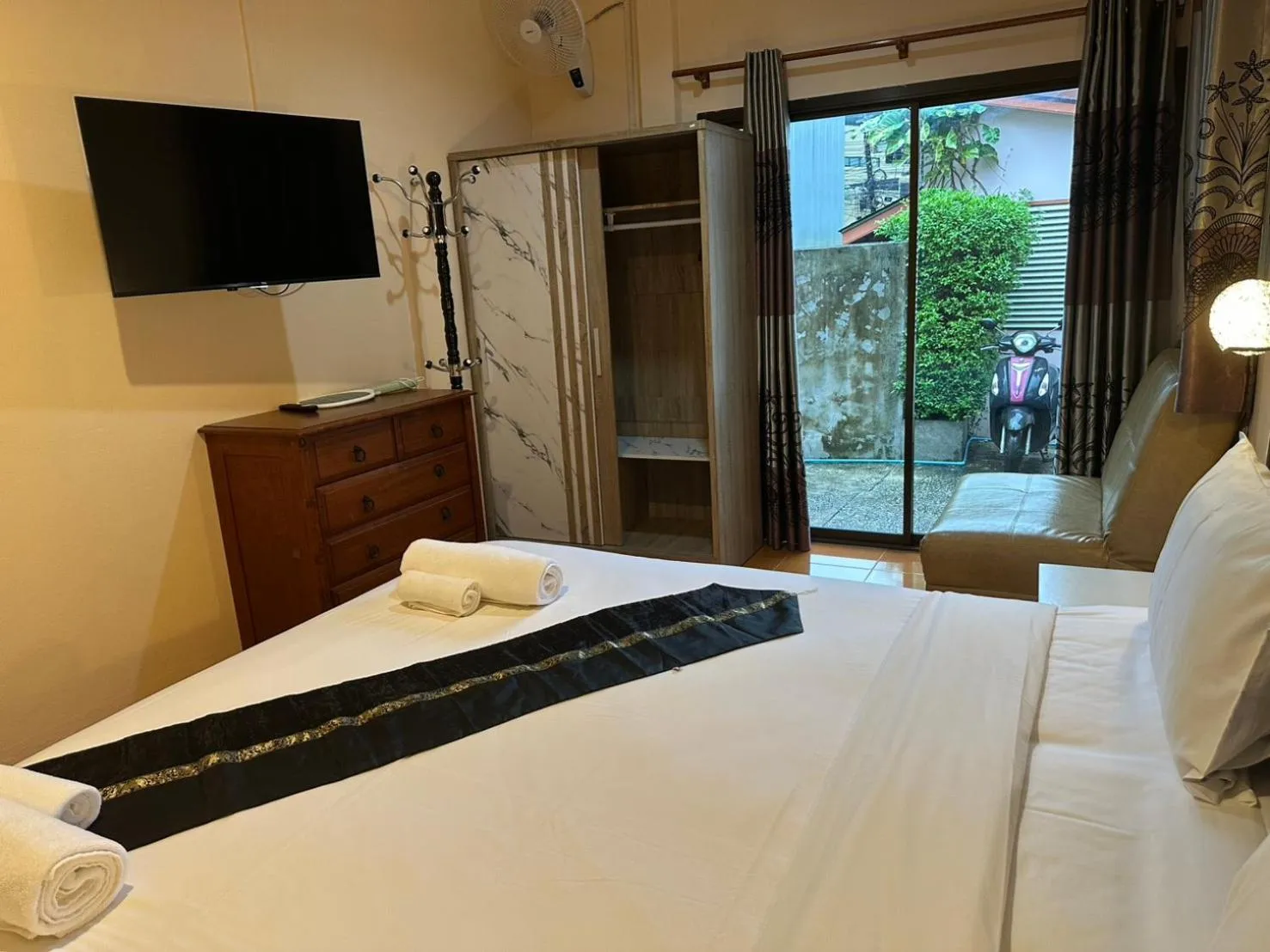 Photo of the whole room, Bed in Kata Leaf Resort Phuket -