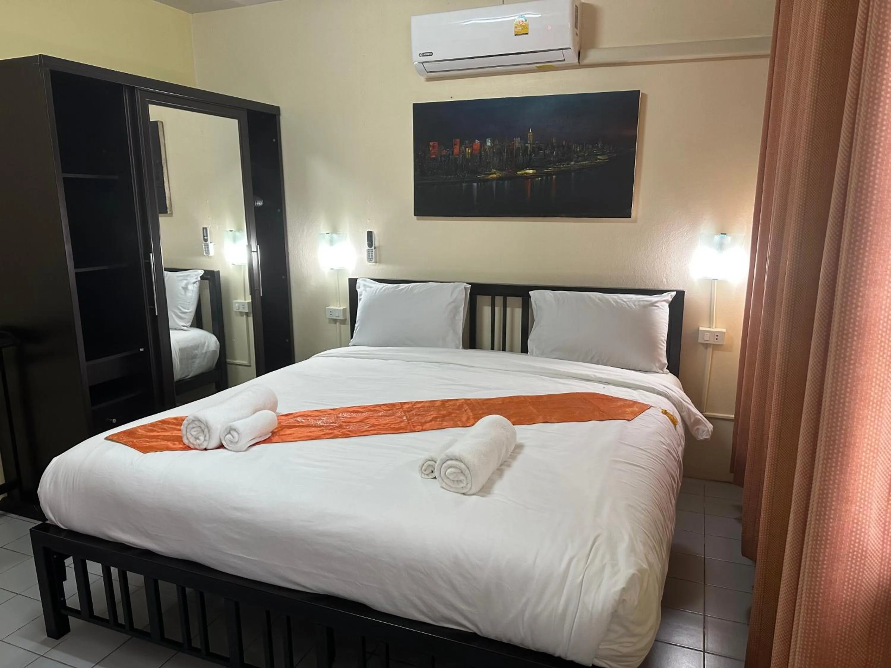 Photo of the whole room, Bed in Kata Leaf Resort Phuket -