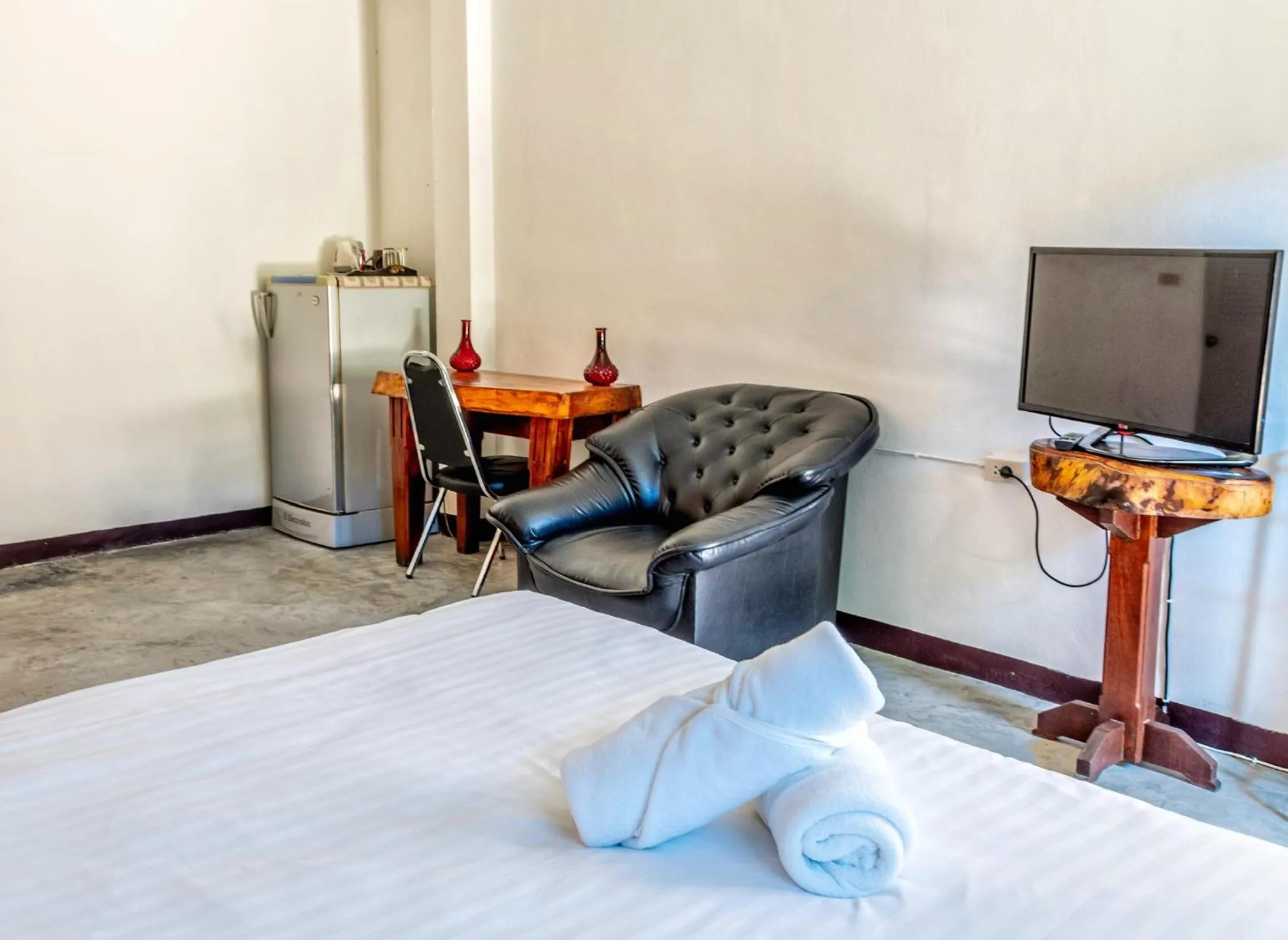 Photo of the whole room, Bed in Kata Leaf Resort Phuket -