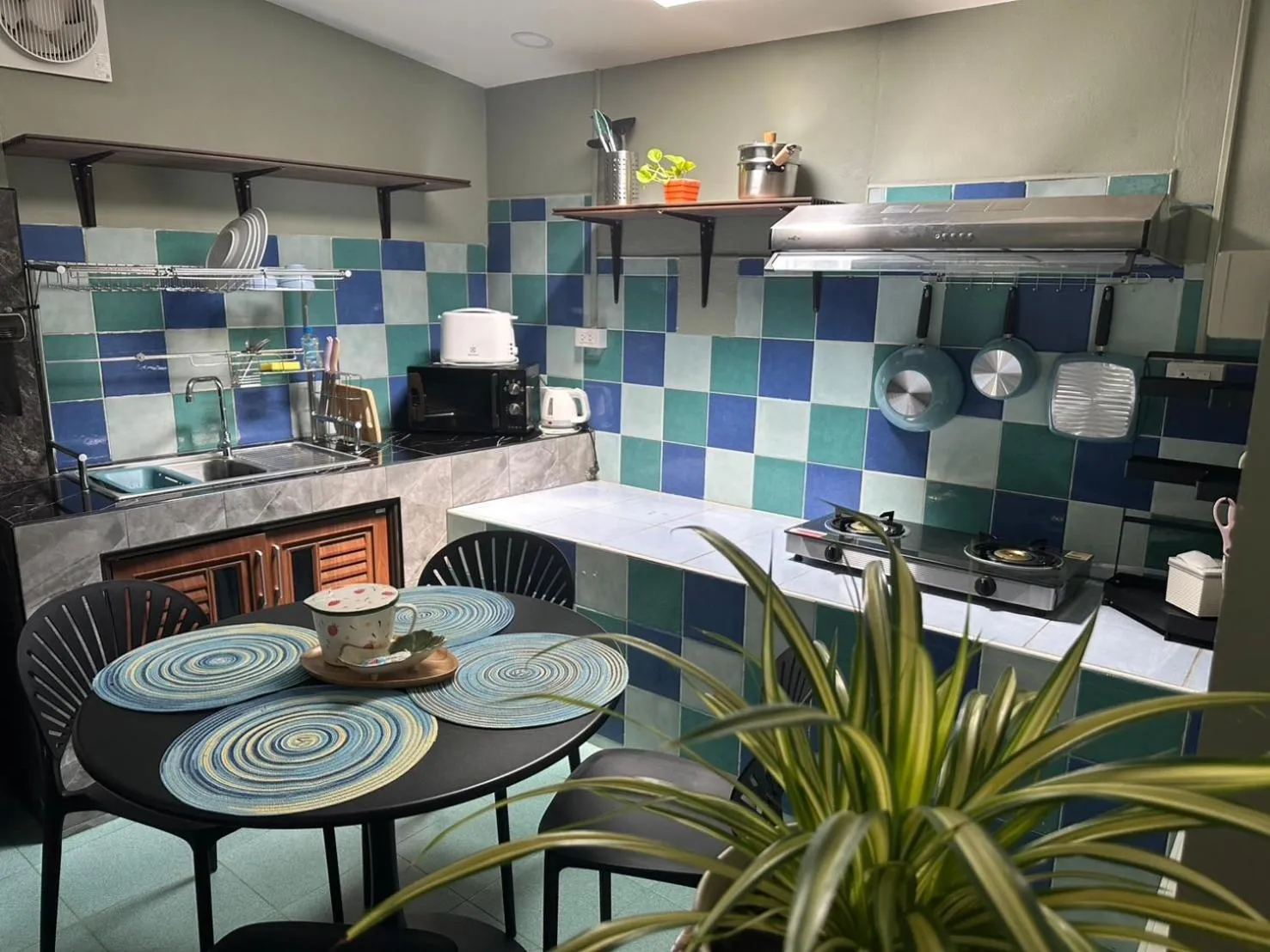 Kitchen or kitchenette in Kata Leaf Resort Phuket -