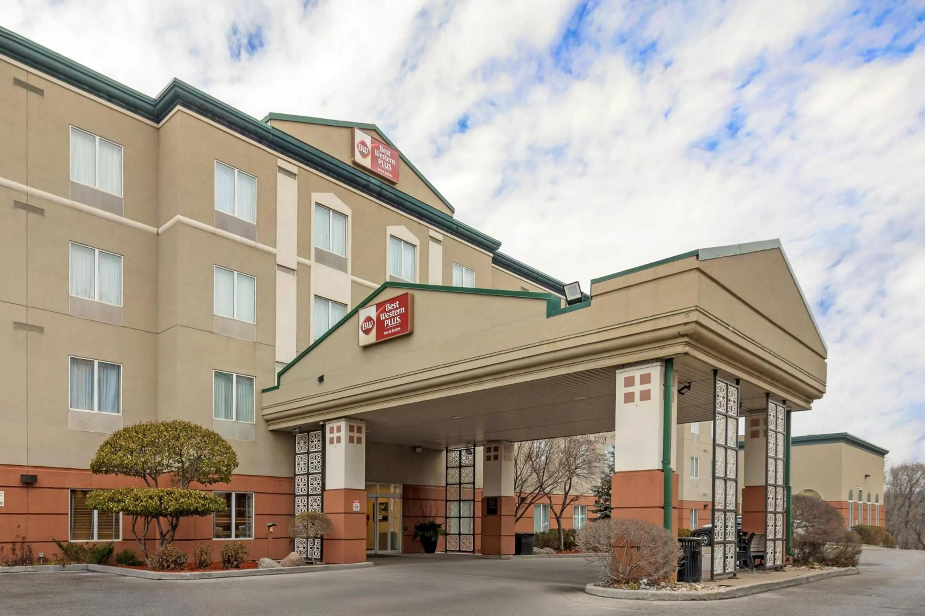 Property building in Best Western Plus Pembina Inn & Suites