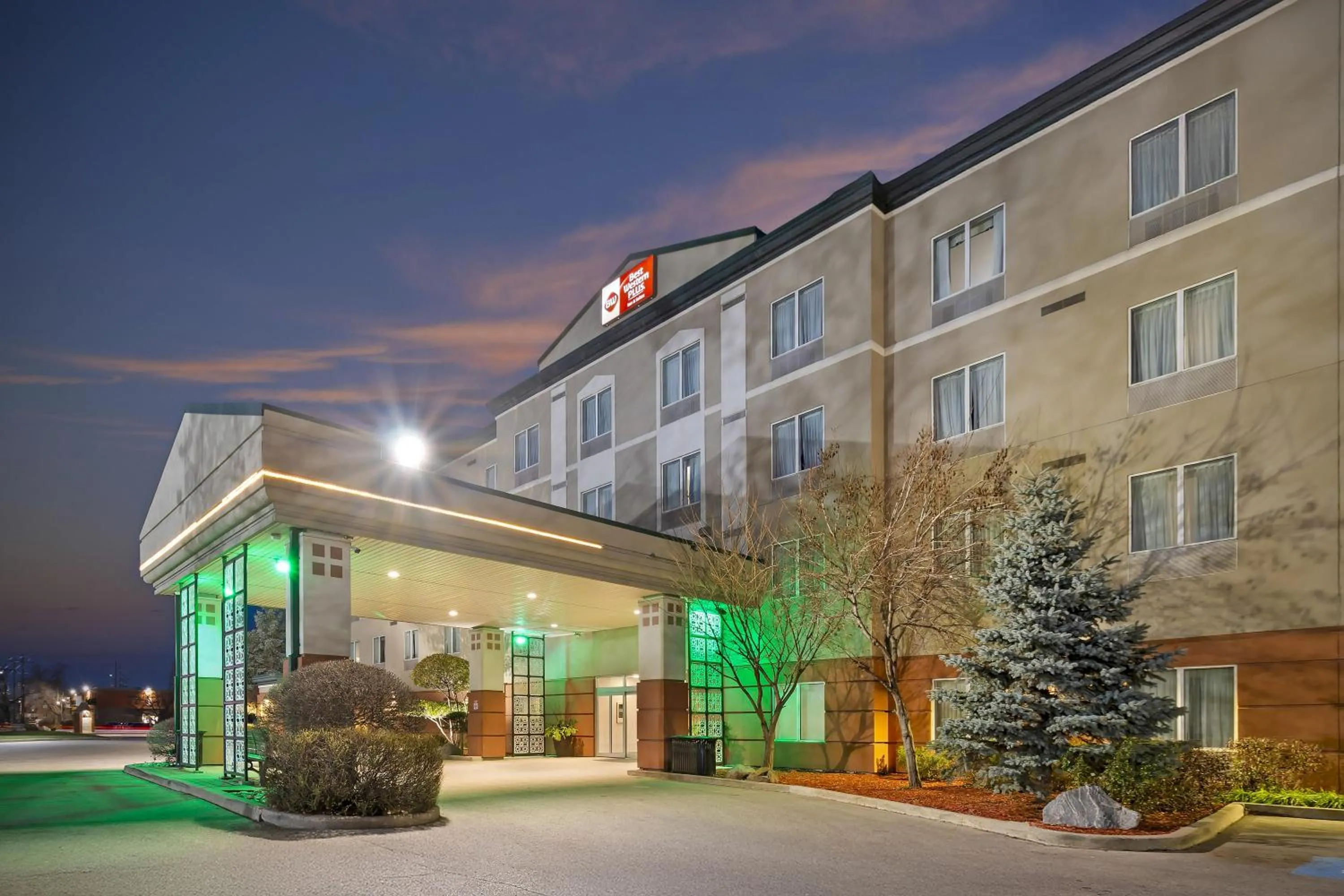 Property building in Best Western Plus Pembina Inn & Suites