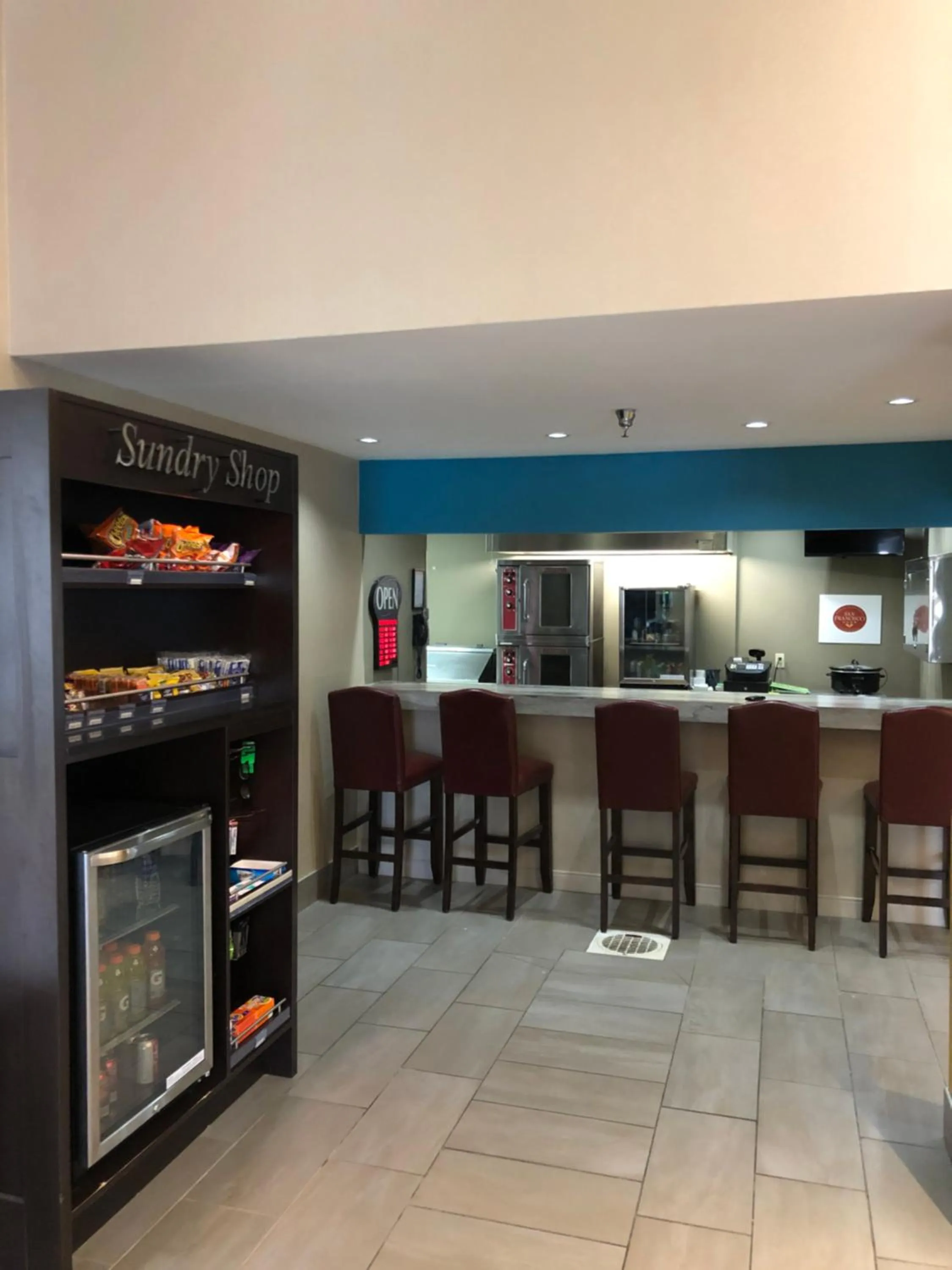 Lounge or bar in Greenstay Inn & Suites Court View