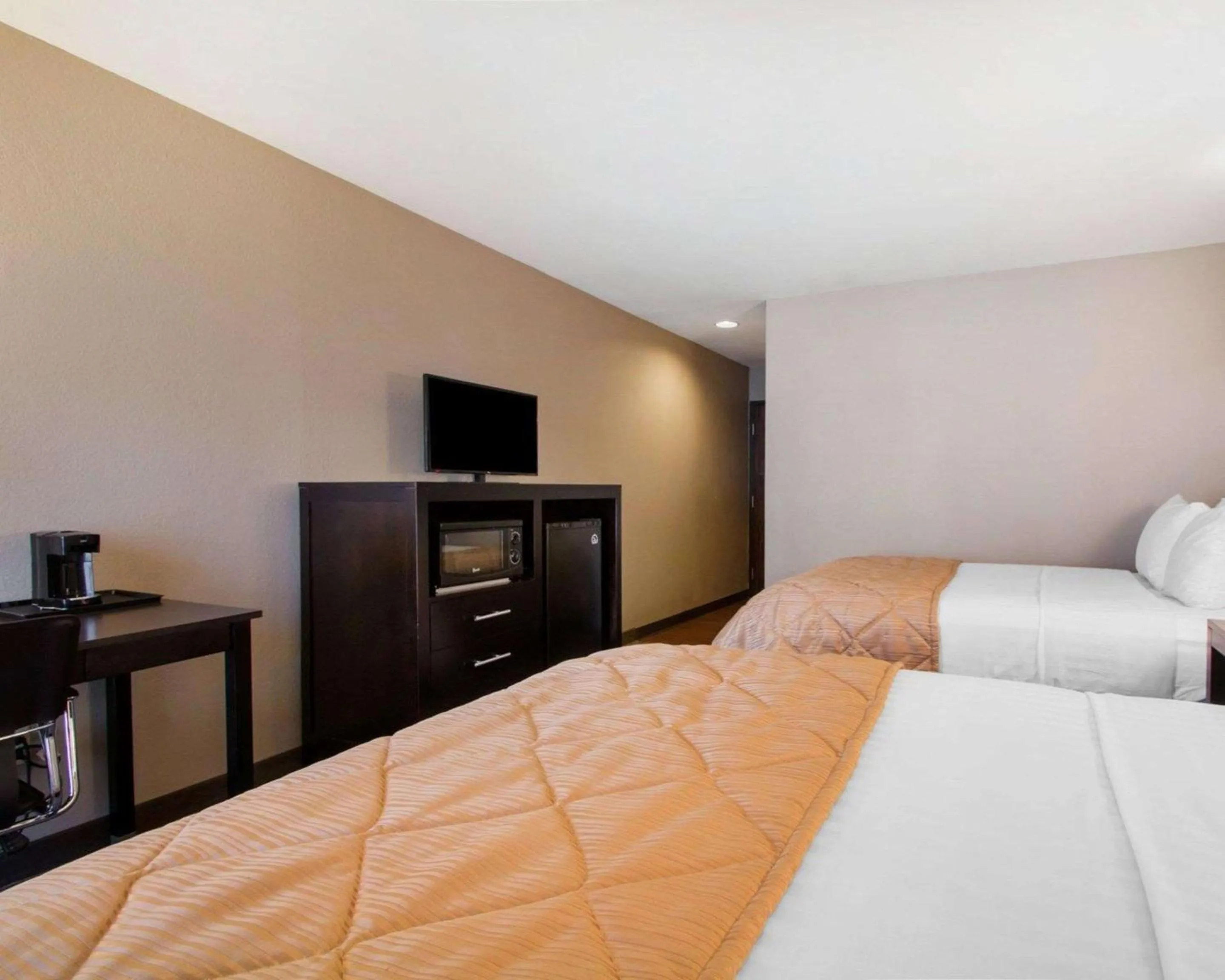 Photo of the whole room, Bed in Greenstay Inn & Suites Court View
