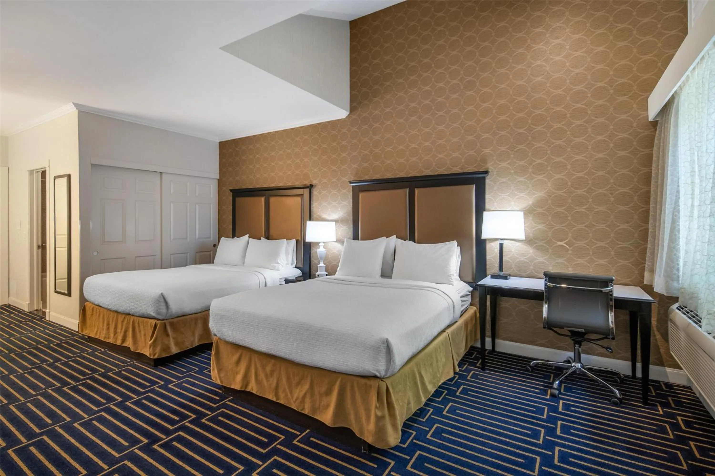 Bedroom, Bed in Best Western Plus Palm Court Hotel