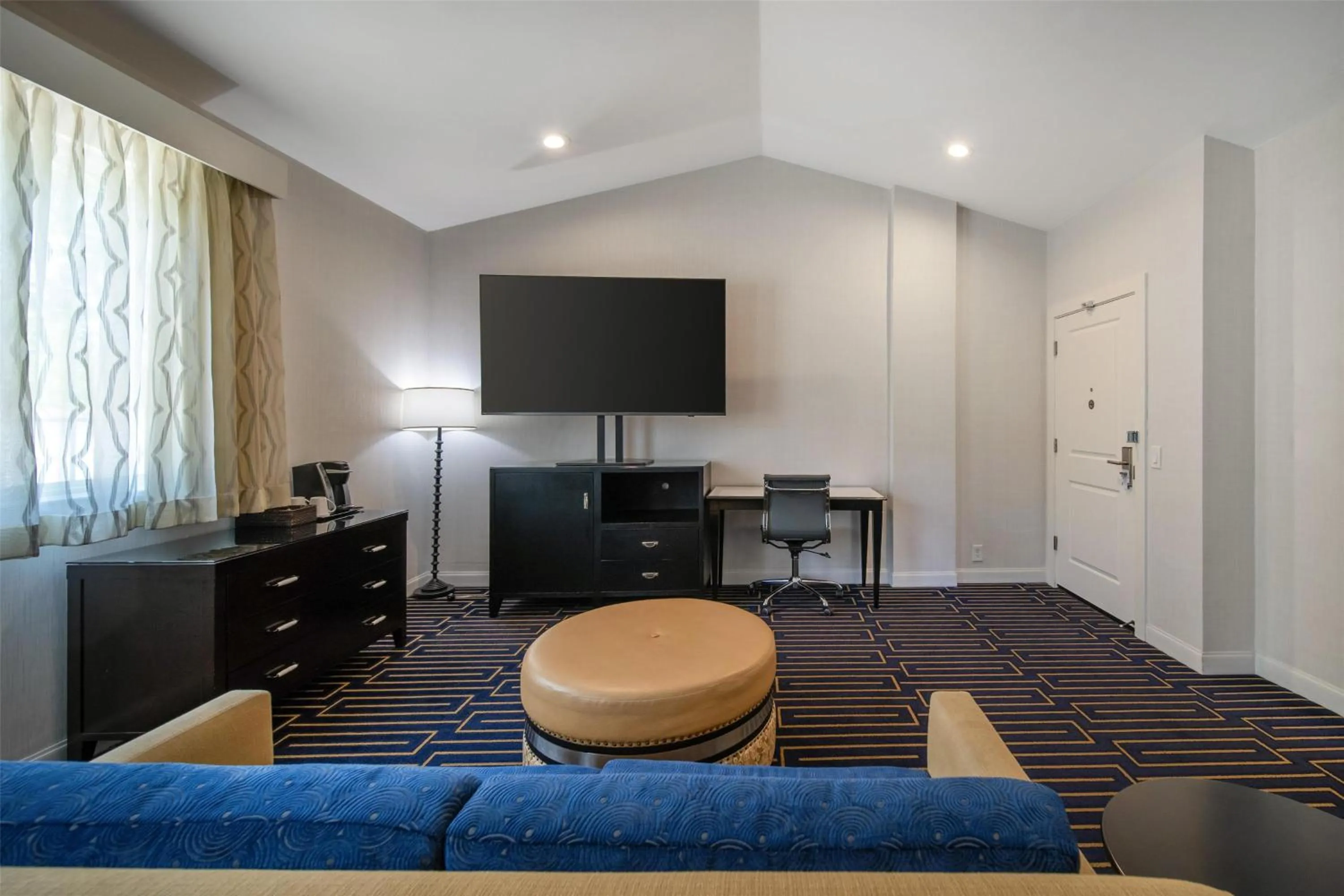 Bedroom in Best Western Plus Palm Court Hotel