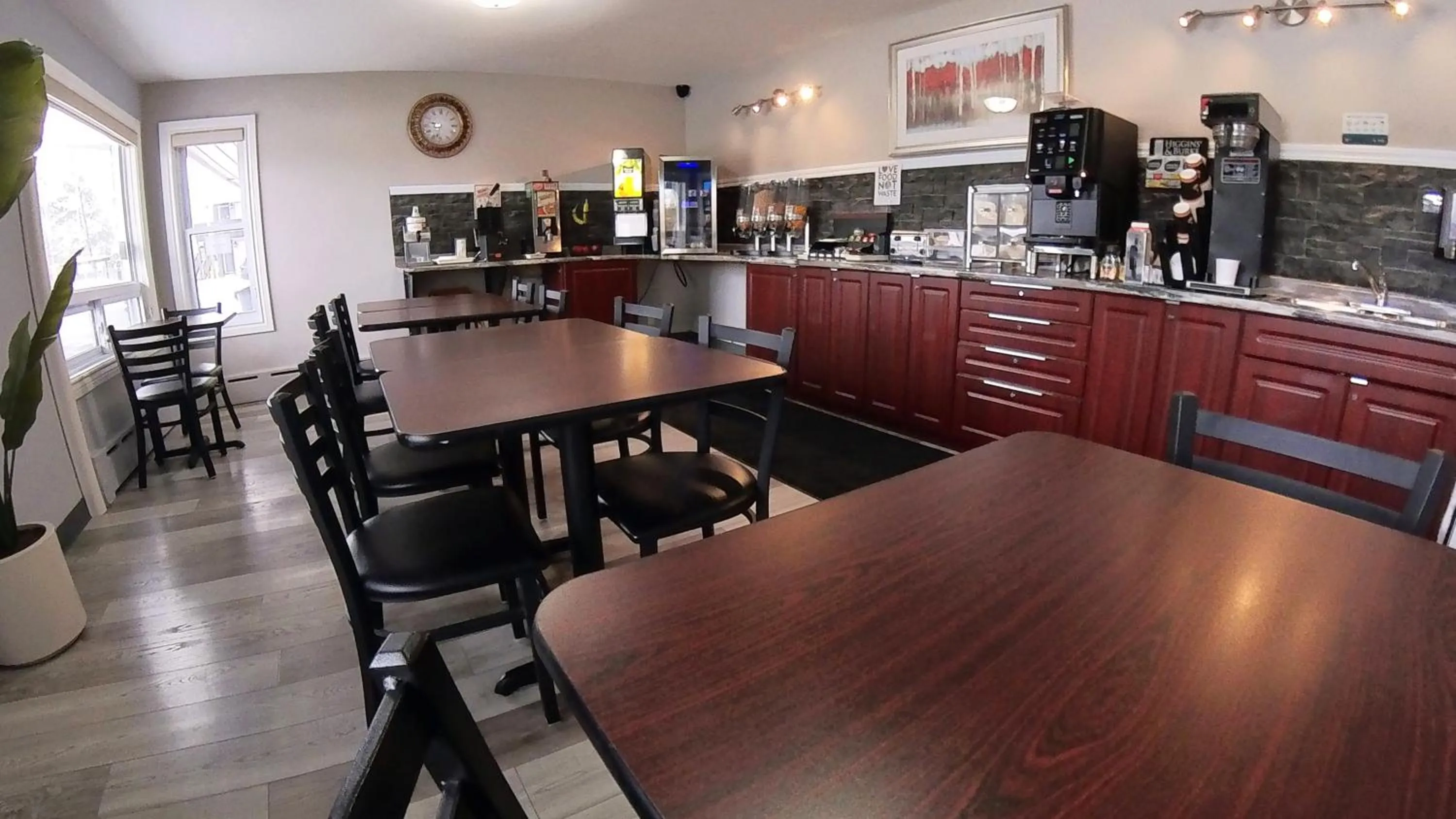 Breakfast in Moonlight Inn and Suites Sudbury