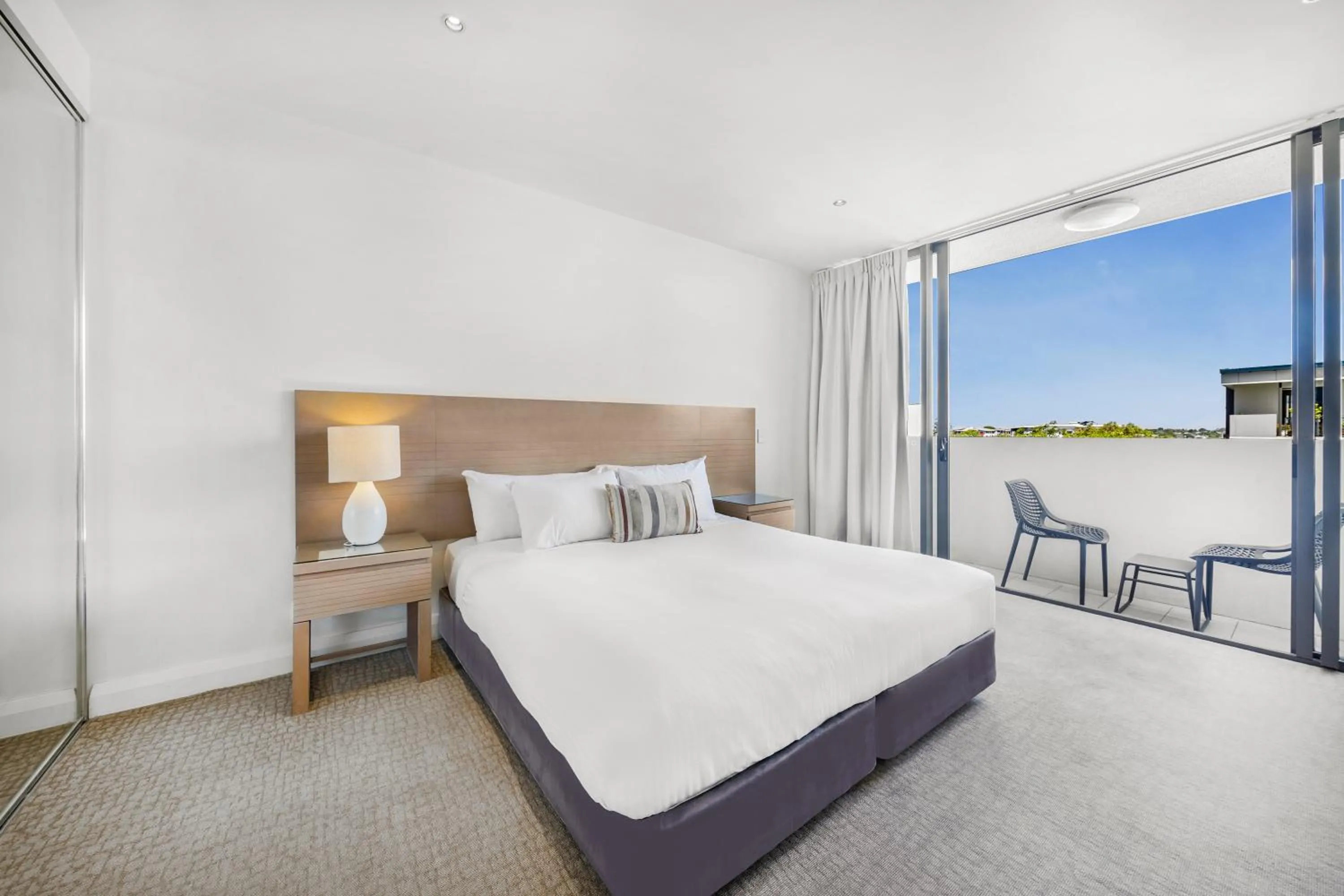 Bed in Oaks Redcliffe Mon Komo Suites