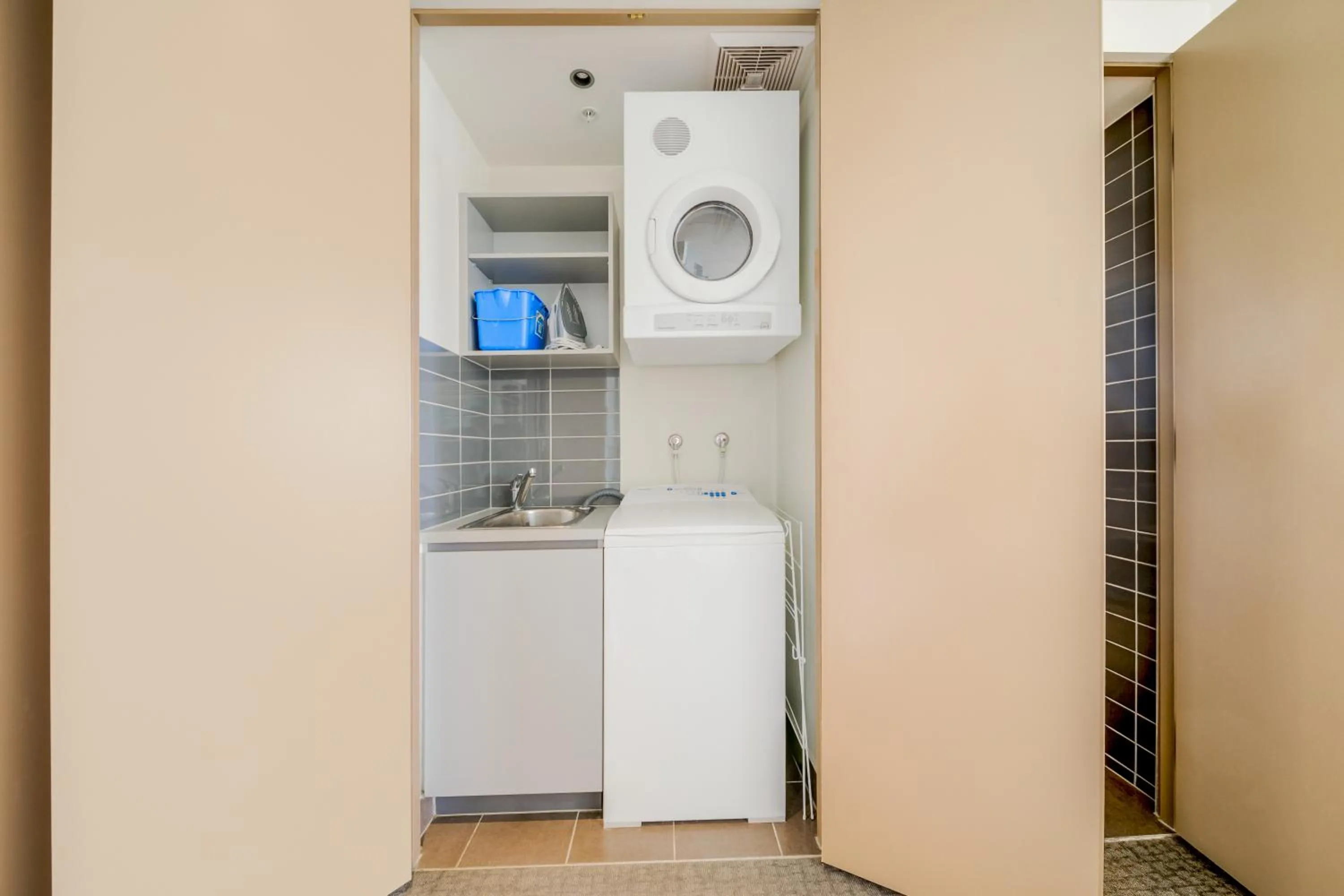 washing machine in Oaks Redcliffe Mon Komo Suites