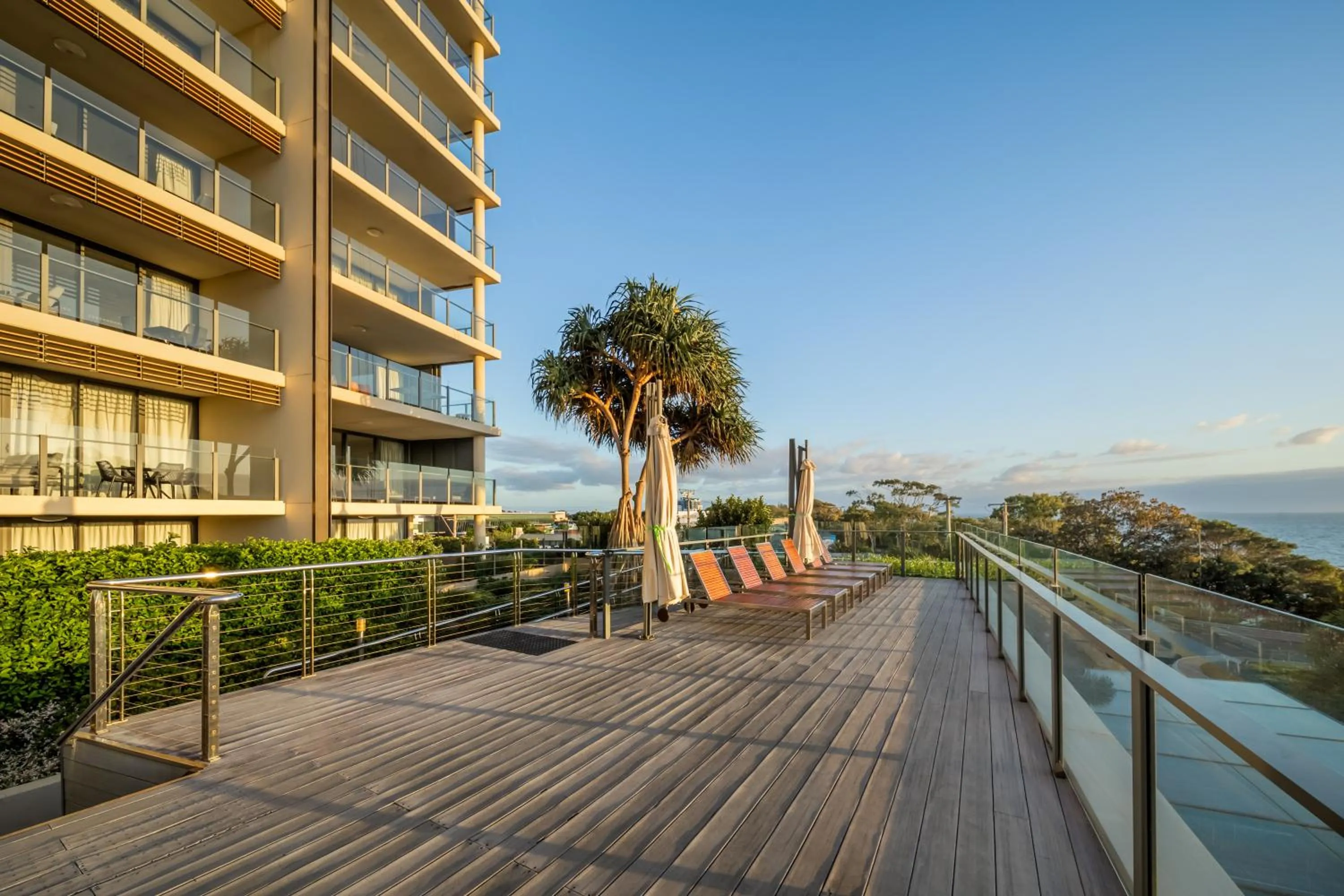 Property building in Oaks Redcliffe Mon Komo Suites