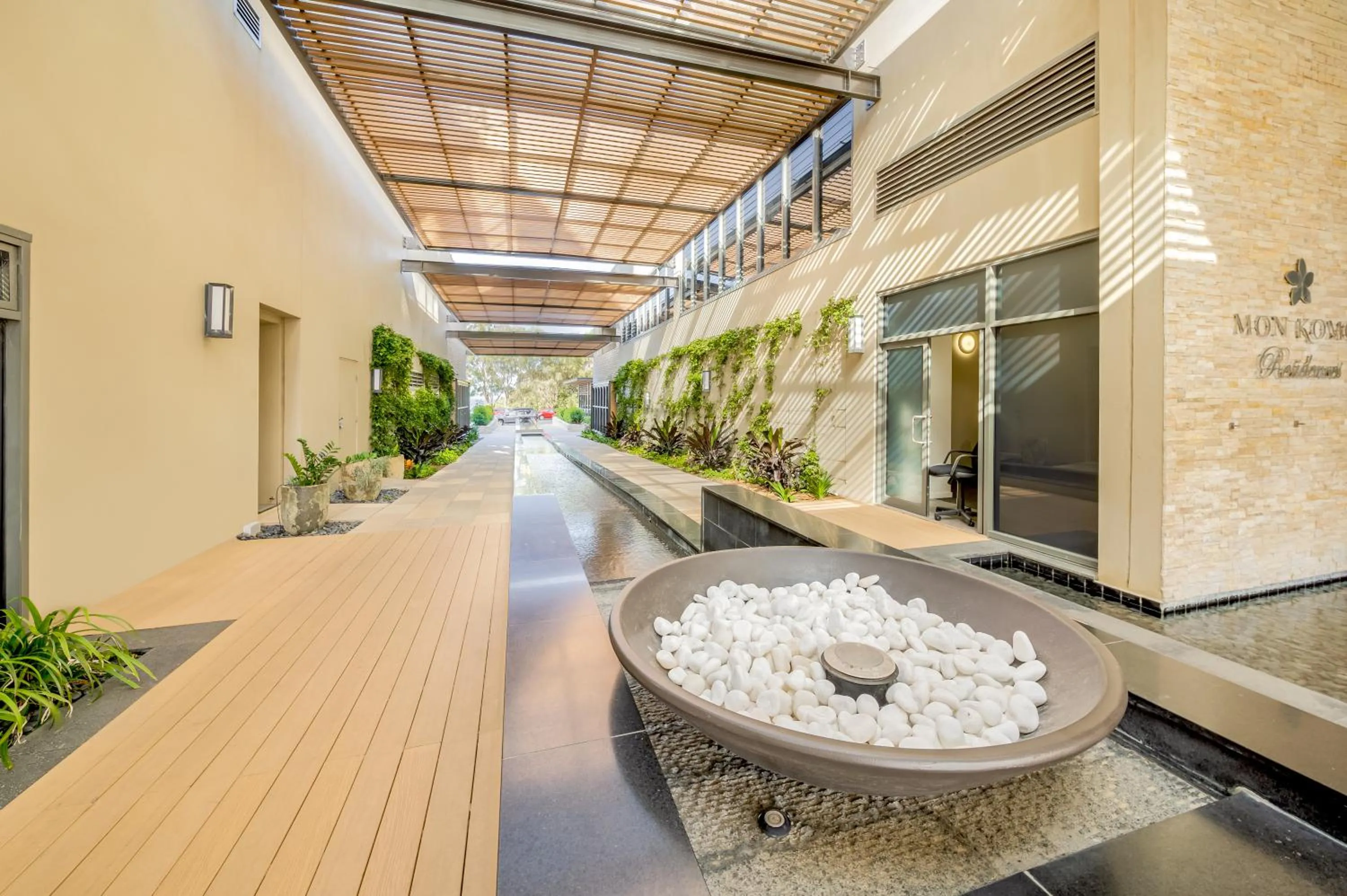 Property building in Oaks Redcliffe Mon Komo Suites