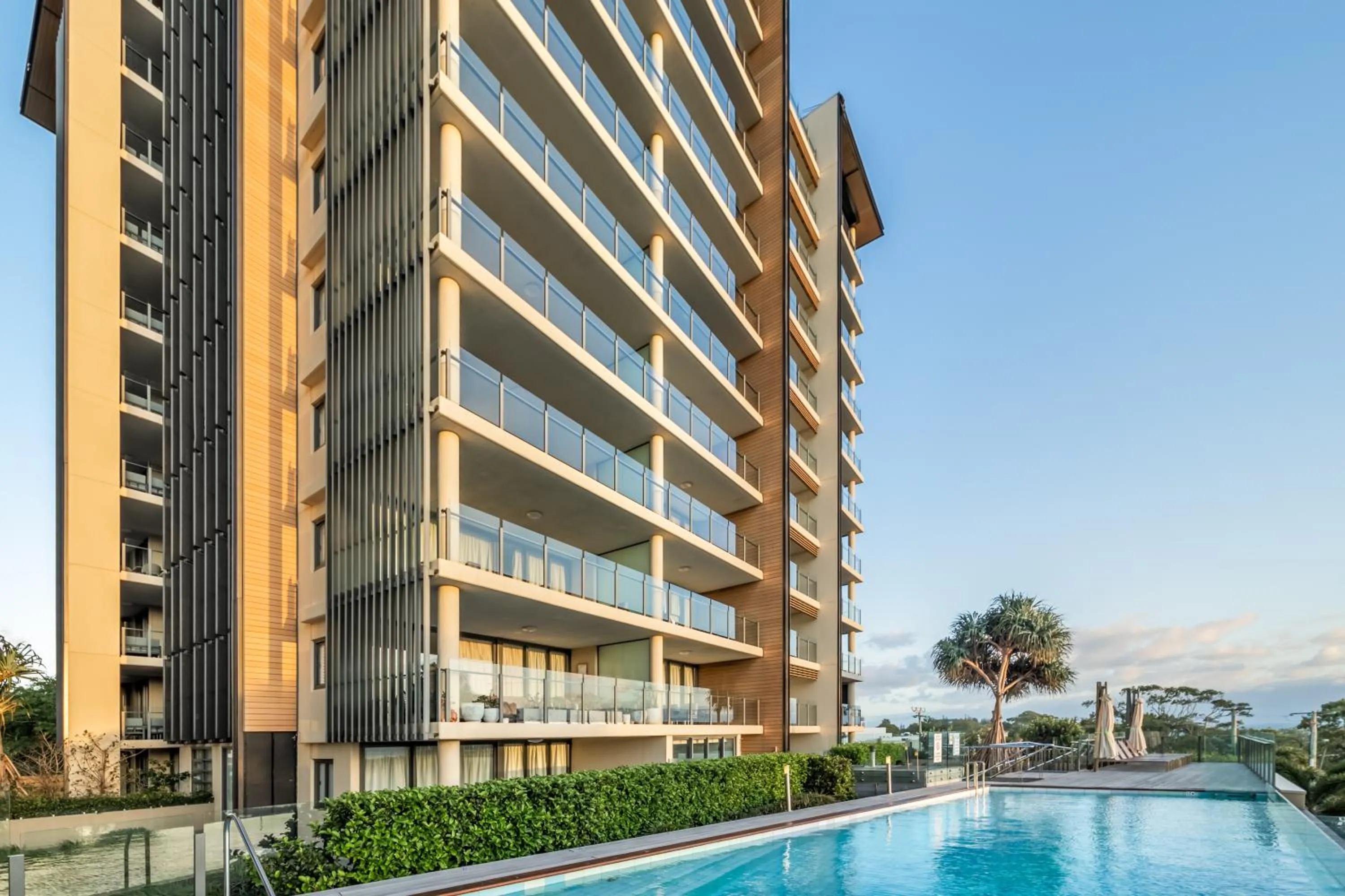 Property building in Oaks Redcliffe Mon Komo Suites