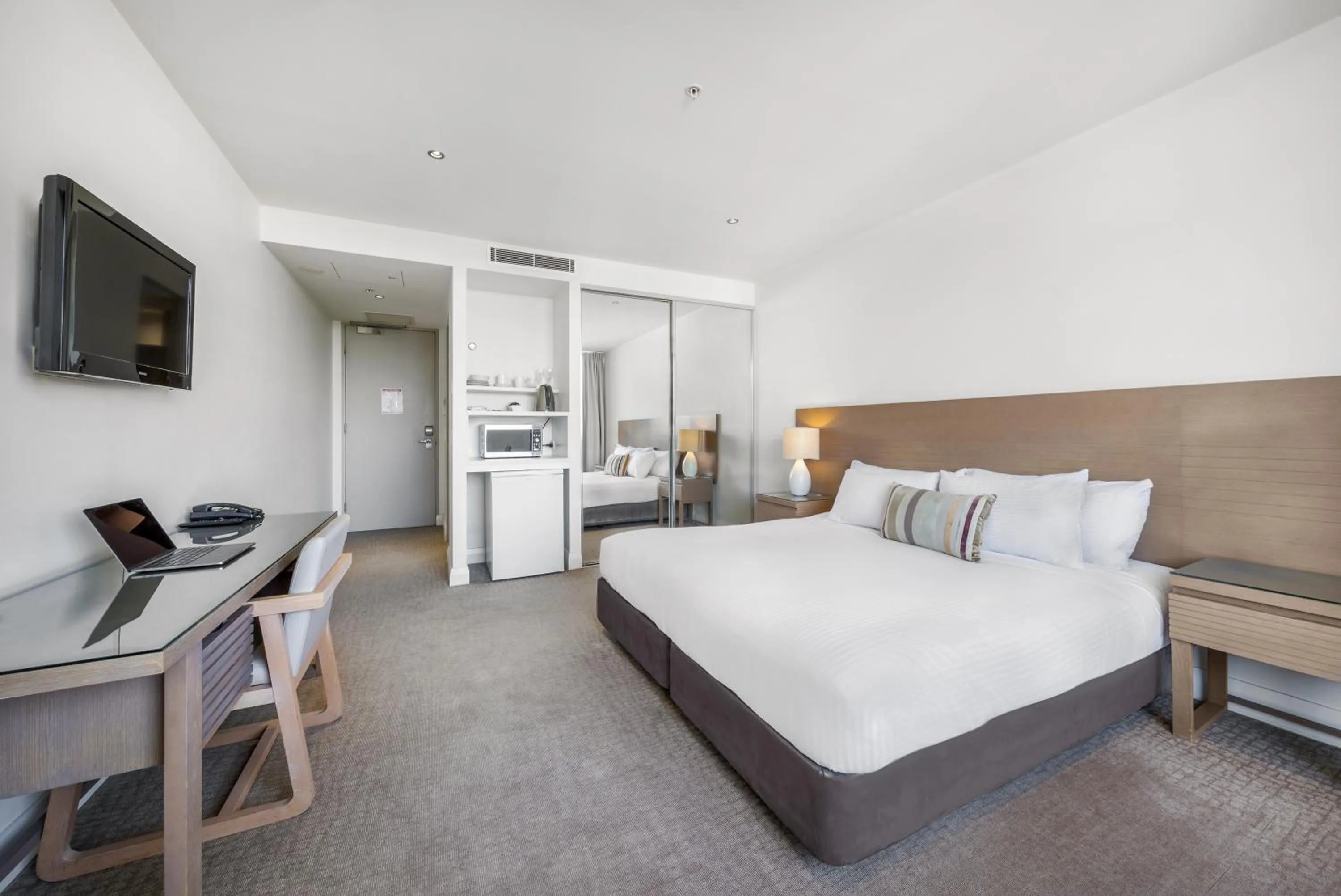 Bed in Oaks Redcliffe Mon Komo Suites