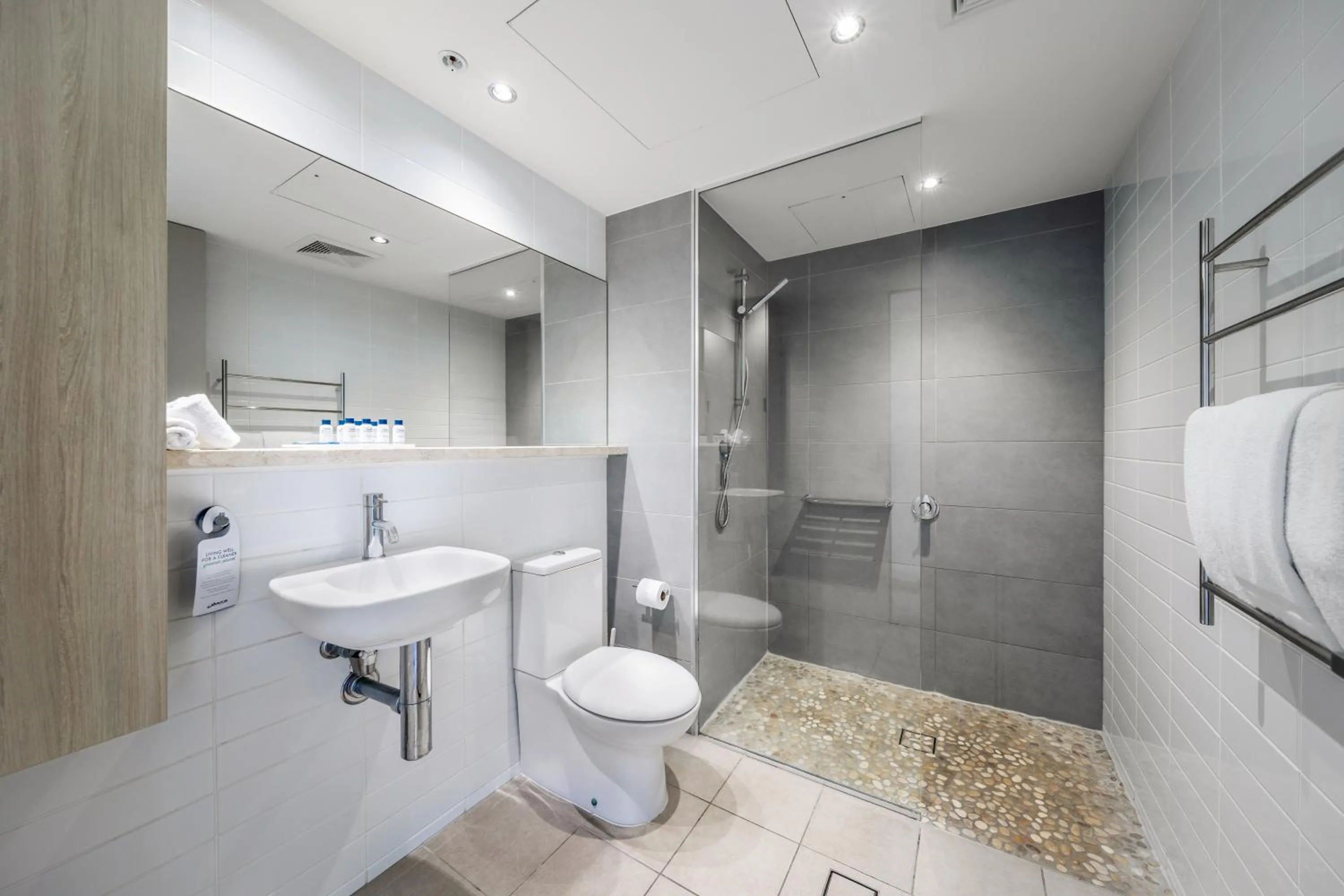 Shower in Oaks Redcliffe Mon Komo Suites