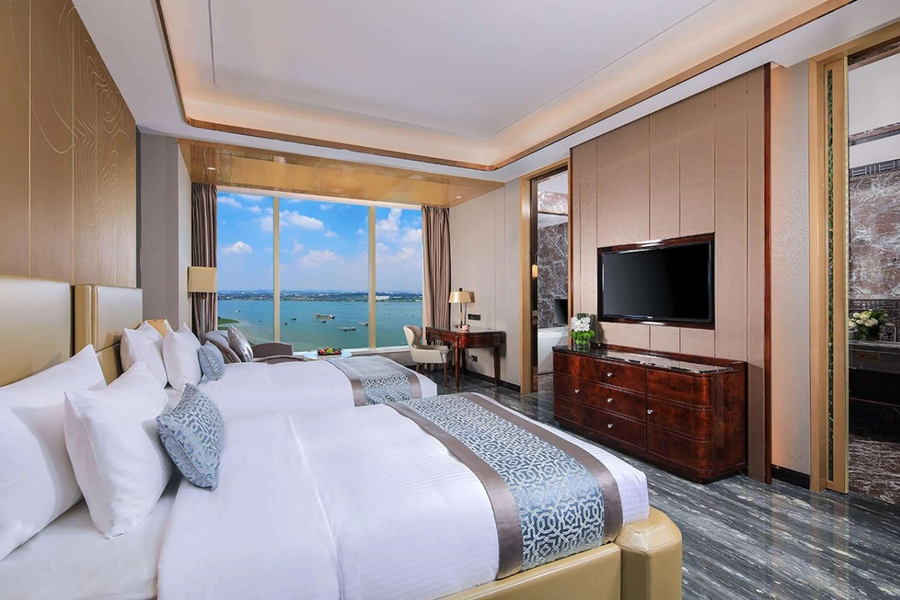 Photo of the whole room, Bed in Wyndham Grand Foshan Gaoming