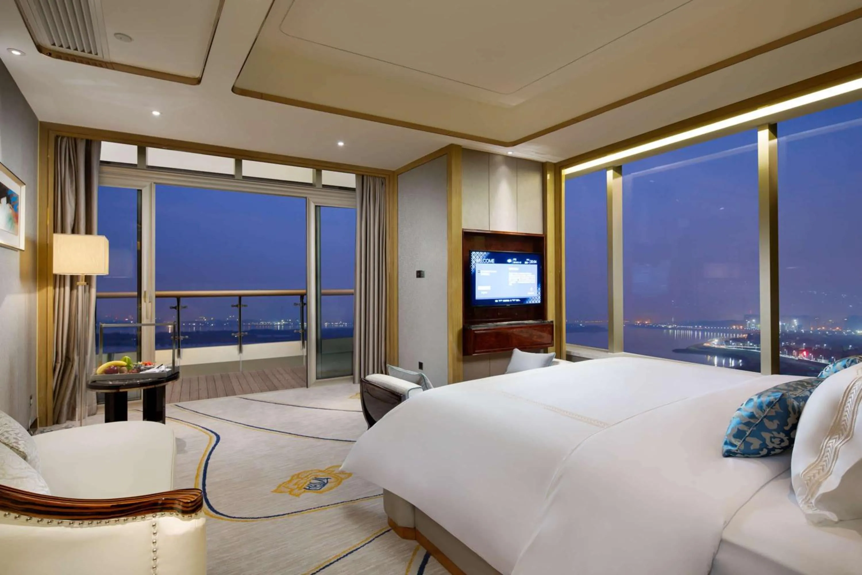 Photo of the whole room, Bed in Wyndham Grand Foshan Gaoming