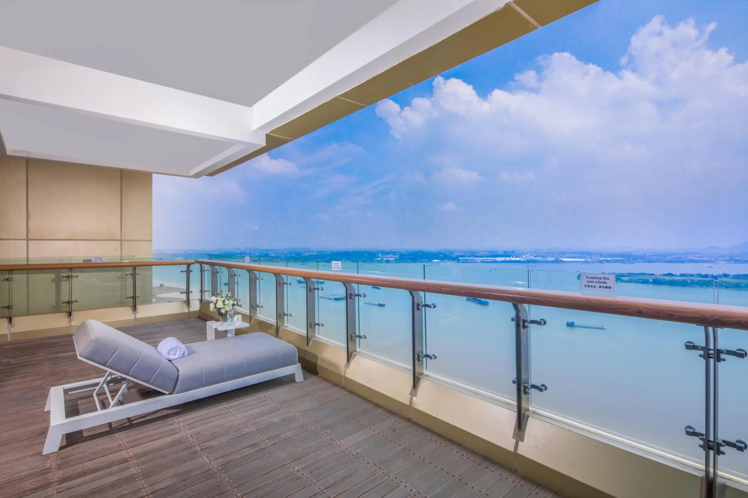 Balcony/Terrace, Bed in Wyndham Grand Foshan Gaoming
