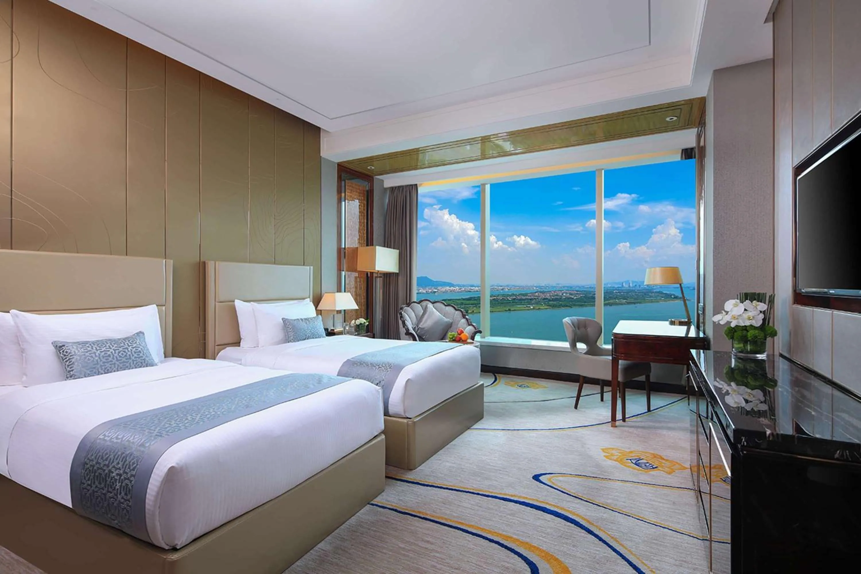 Photo of the whole room, Bed in Wyndham Grand Foshan Gaoming