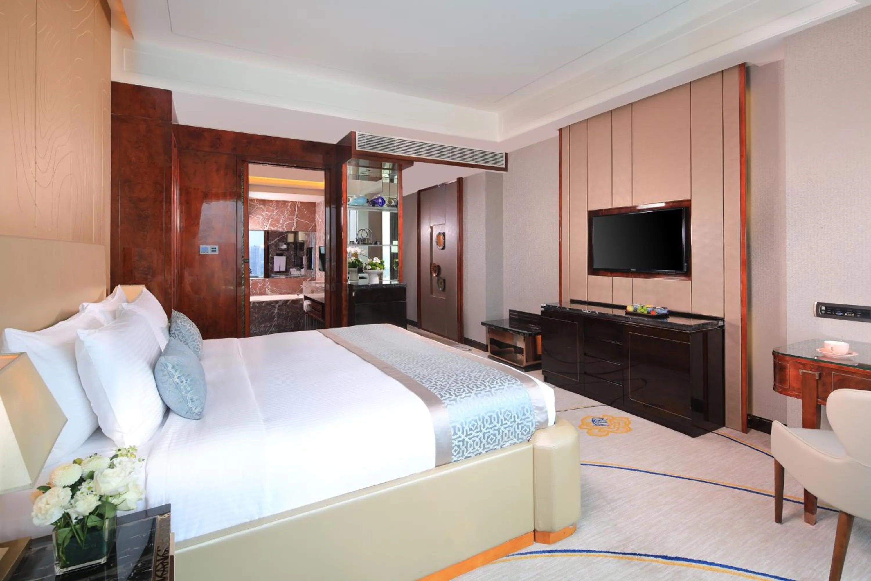 Photo of the whole room, Bed in Wyndham Grand Foshan Gaoming