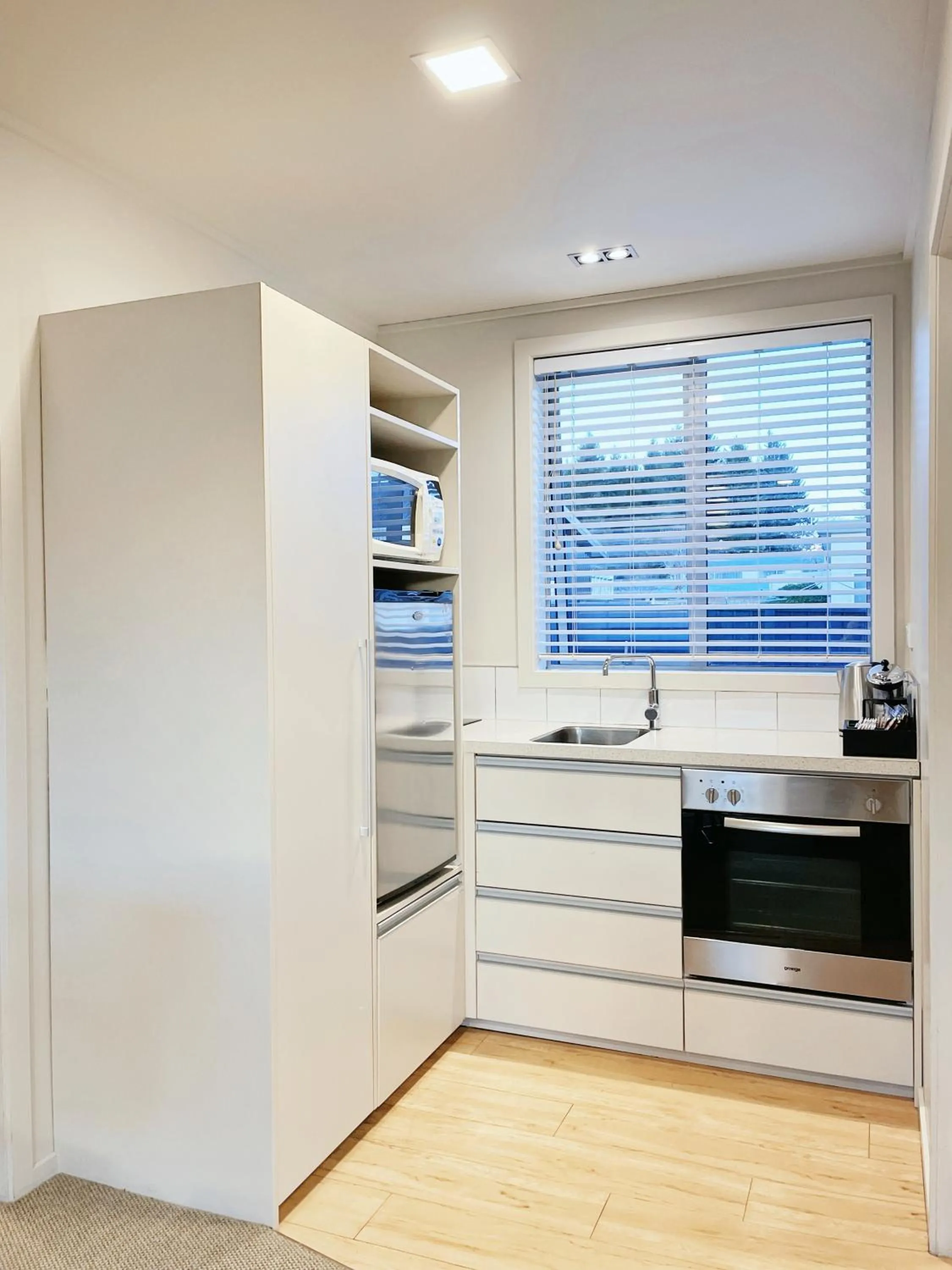 Kitchen or kitchenette in Anchorage Motel Apartments