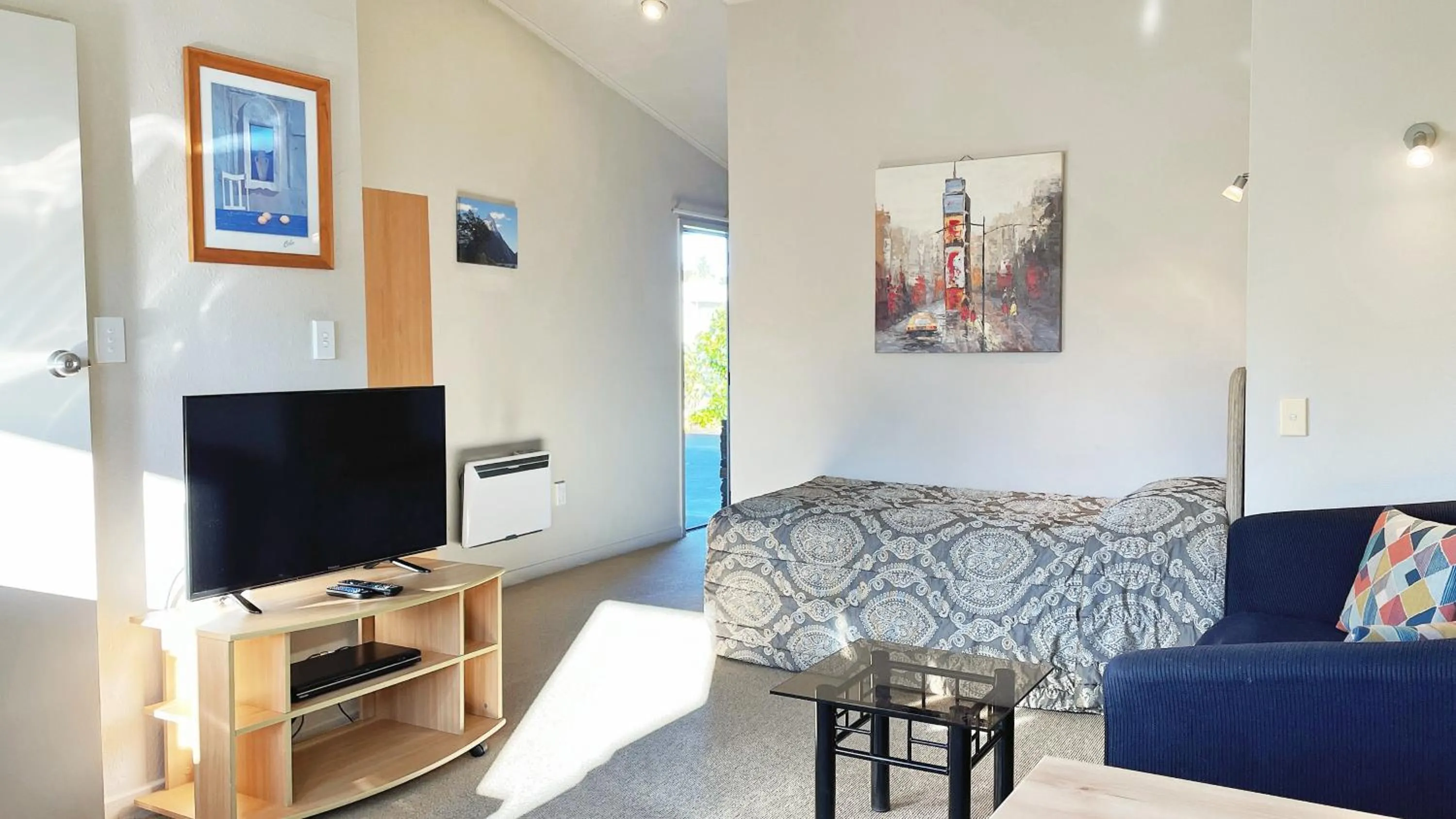 TV and multimedia in Anchorage Motel Apartments